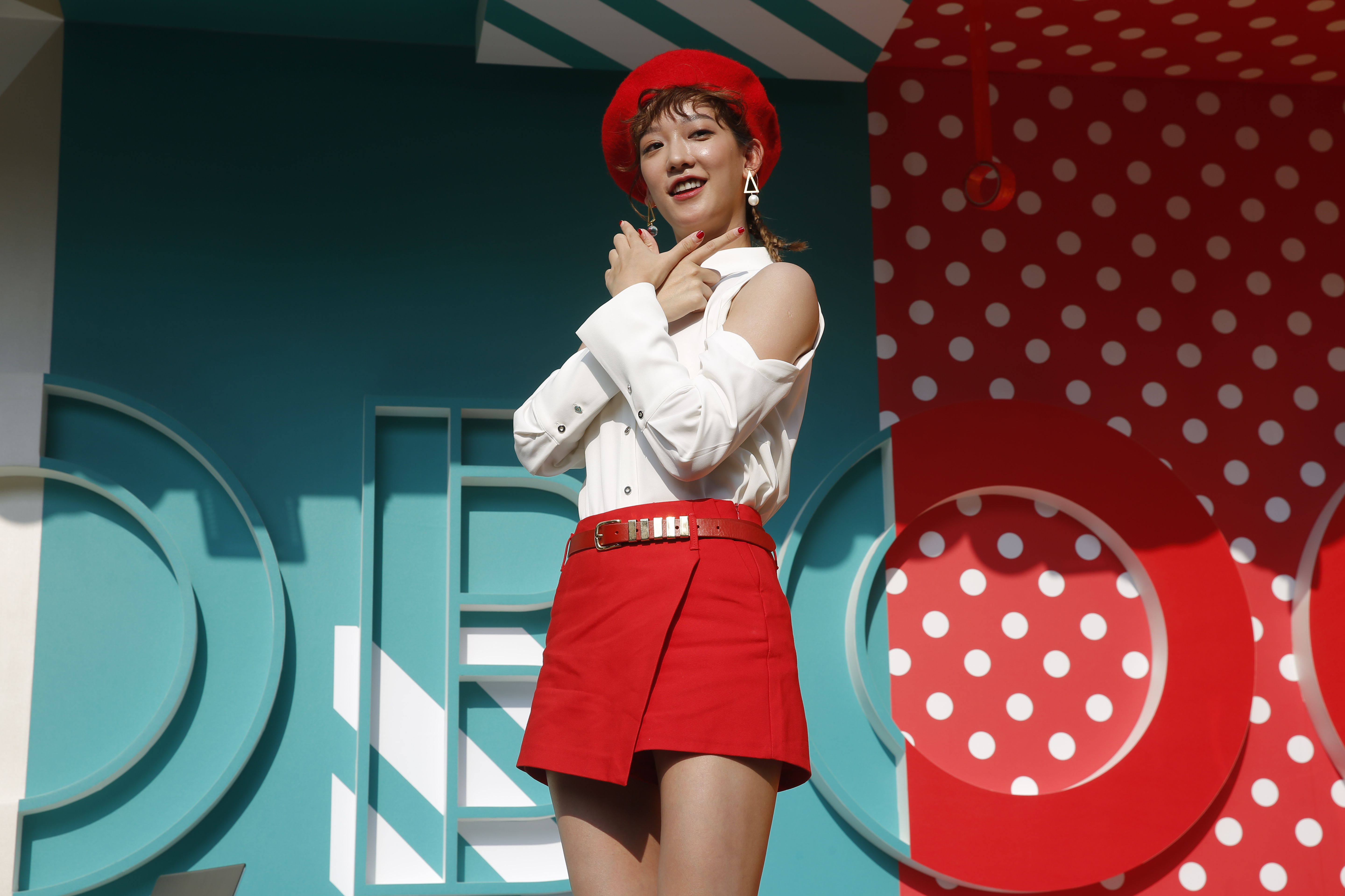 孟耿如以筆電品牌代言人身分，接受「深V大挑戰」，不過是擺出各種V字的肢體語言。