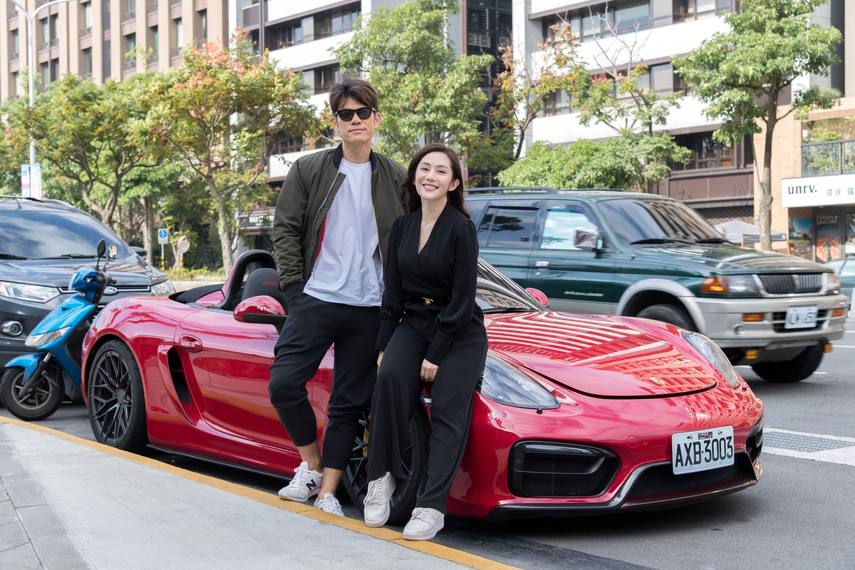 《炮仔聲》請出百萬敞蓬跑車,讓王宇婕(右)在戲裡到追陳志強。(三立電視提供)