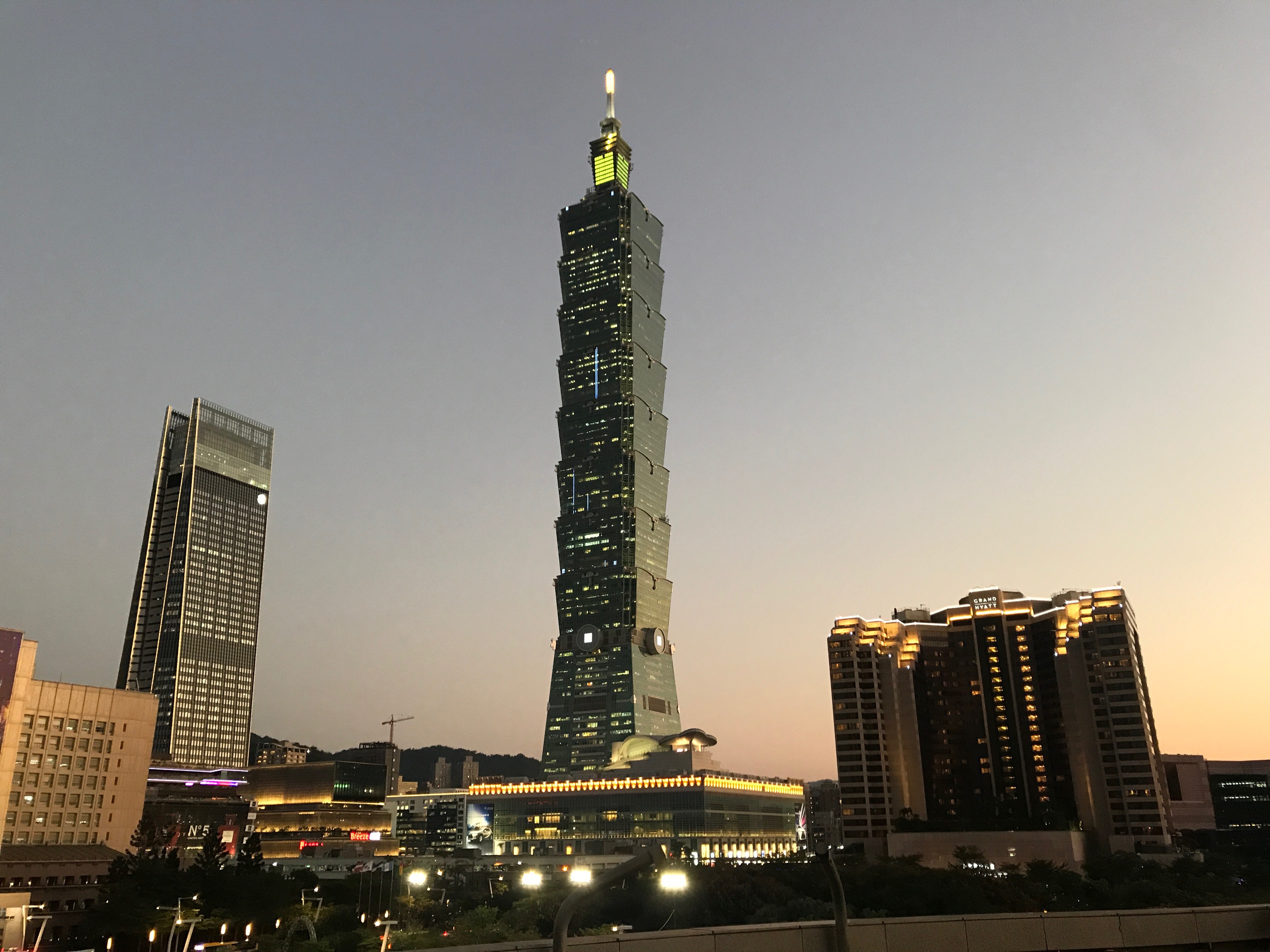 101大樓今（22）日晚間7點驚傳火警。