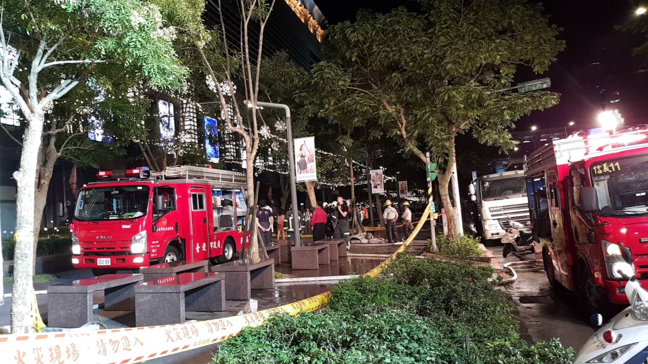 火警現場拉起水線。