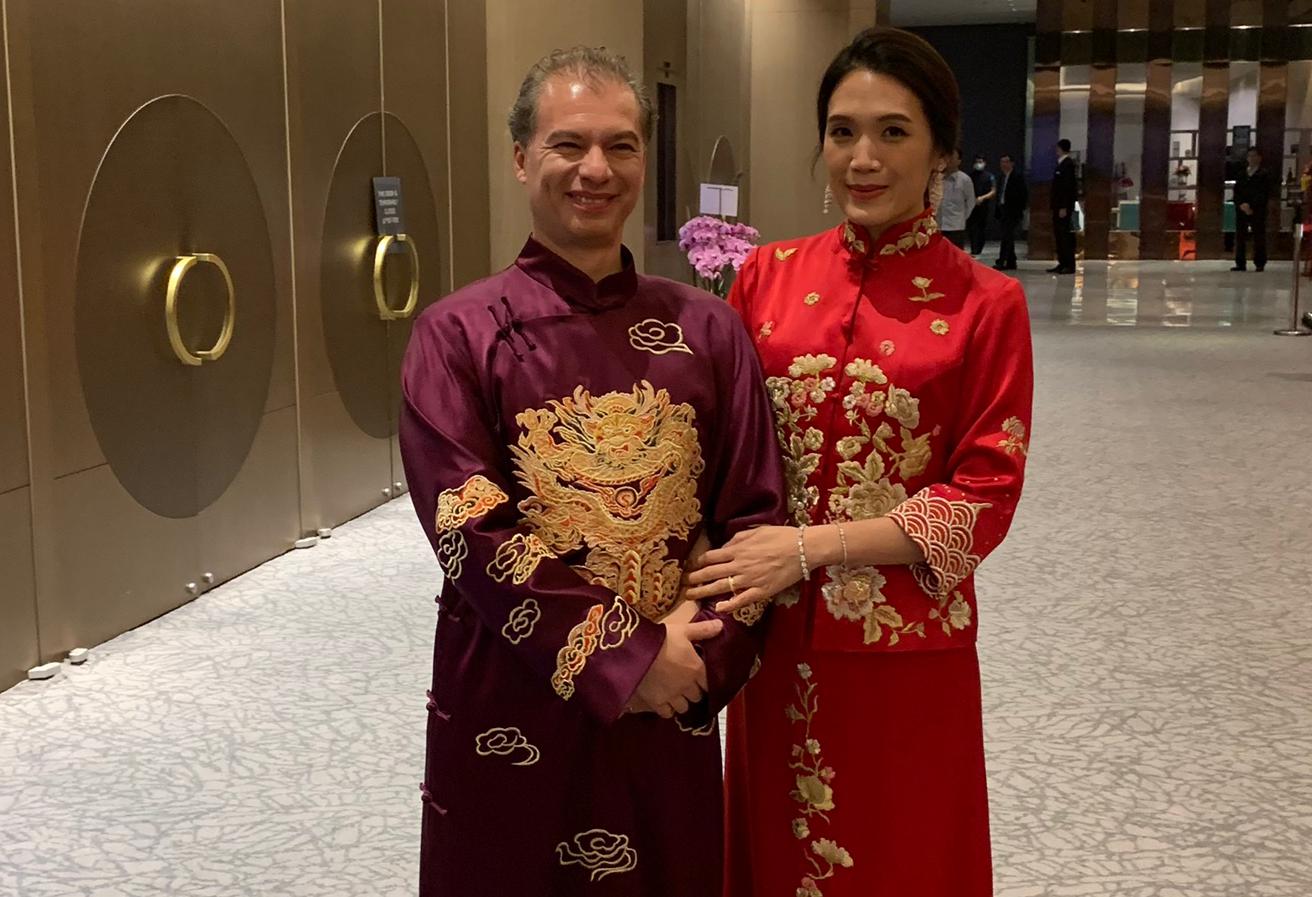 連詠心與馬塞爾二進時換上中式禮服圖。（連戰辦公室提供）