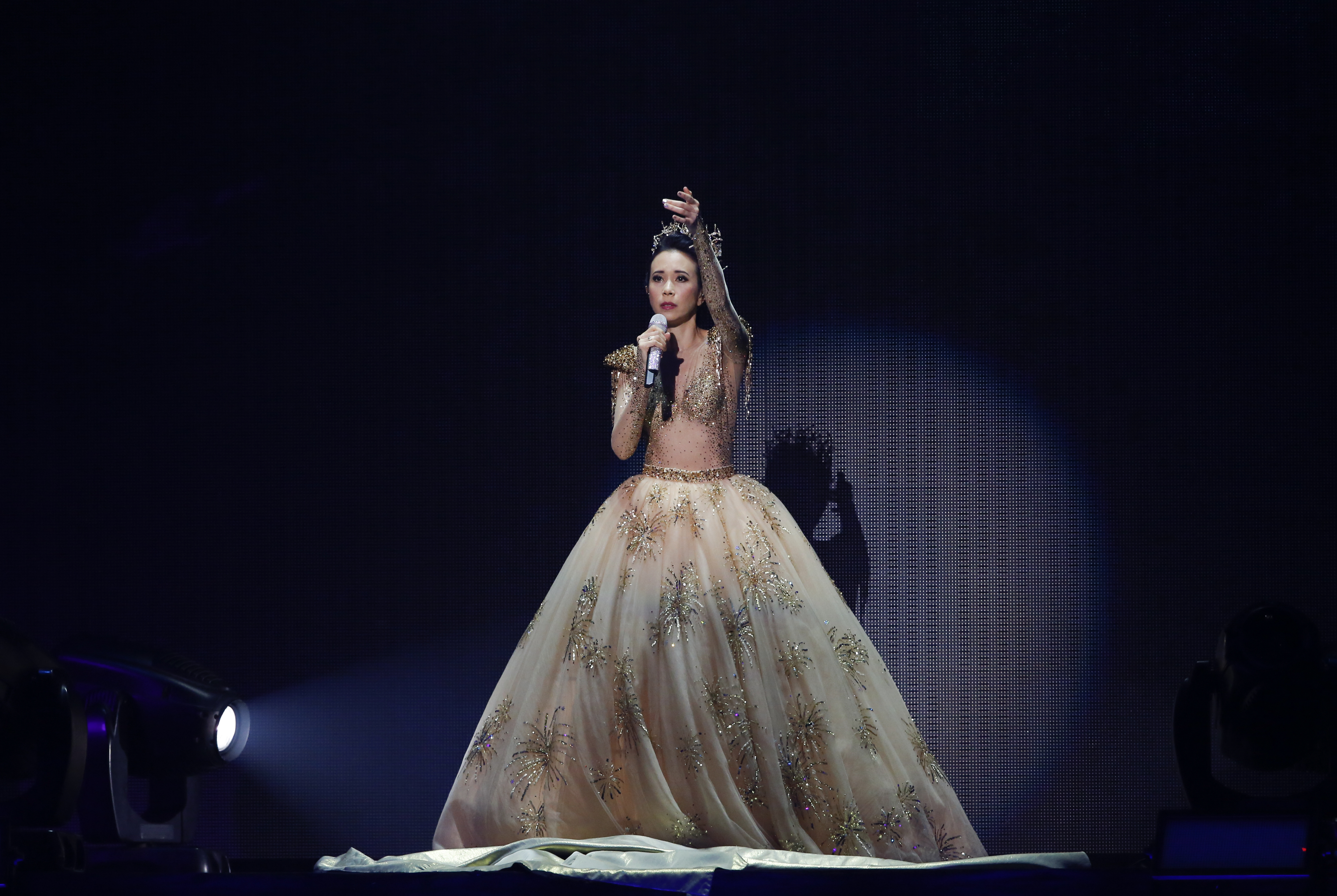 演唱會一開場，莫文蔚頭戴鑽石皇冠著金縷衣紗裙，以女神氣勢登場。