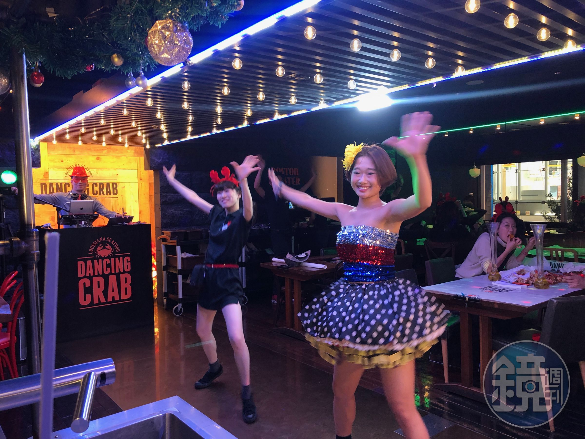 東京的DANCING CRAB主打融入舞蹈的服務方式，讓用餐就像在看秀。