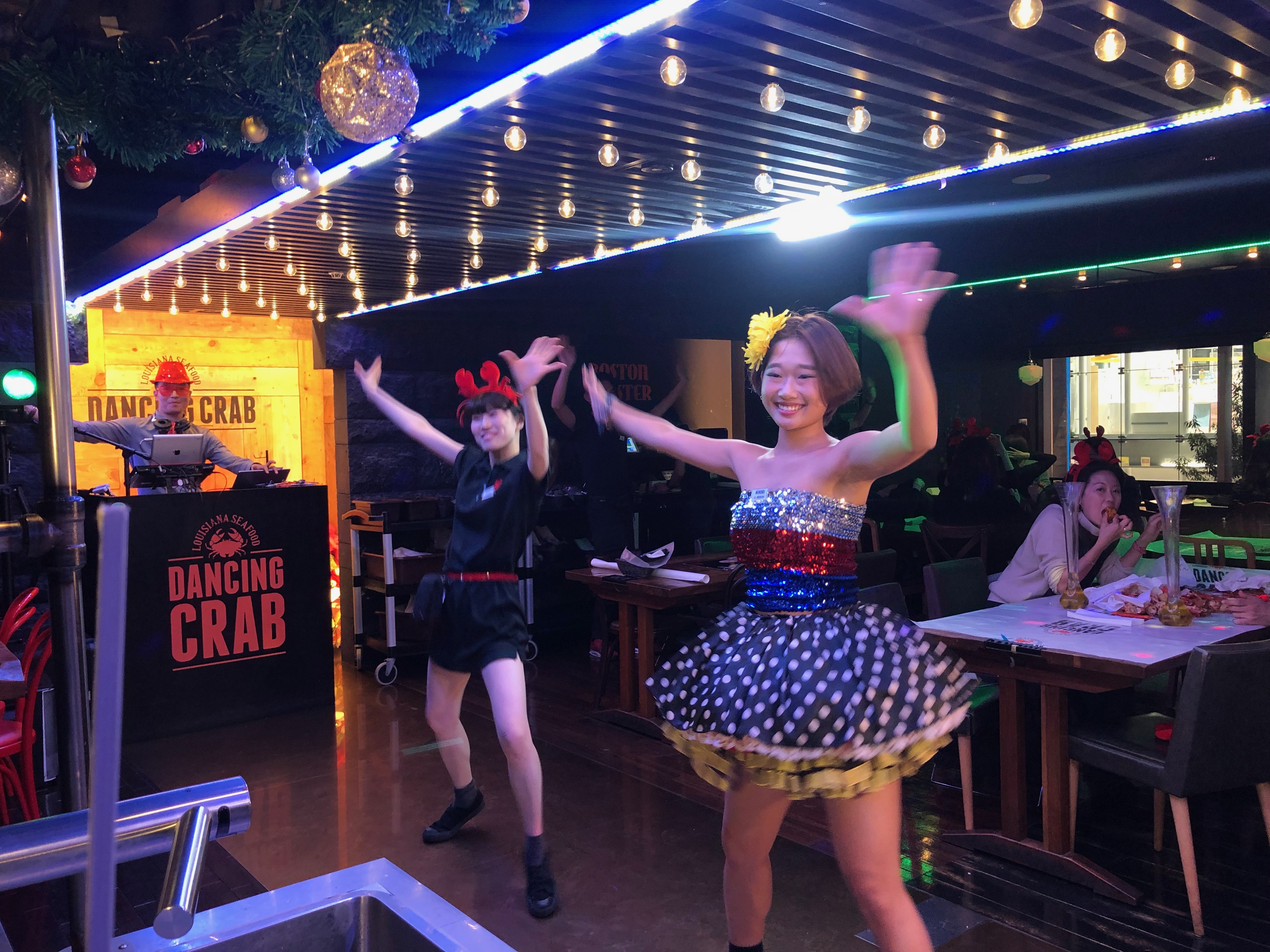 東京的DANCING CRAB主打融入舞蹈的服務方式，讓用餐就像在看秀。