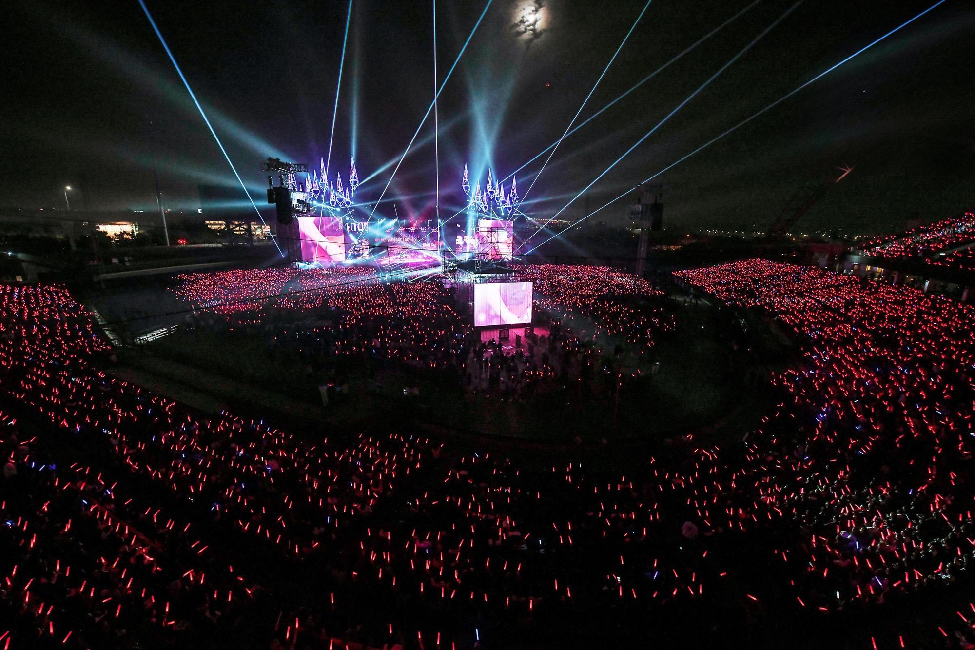五月天《人生無限公司》今年的跨年演唱會,從12月22在台中連唱10場,吸引2.5萬人與五月天一起冬至圍爐。(相信音樂提供)