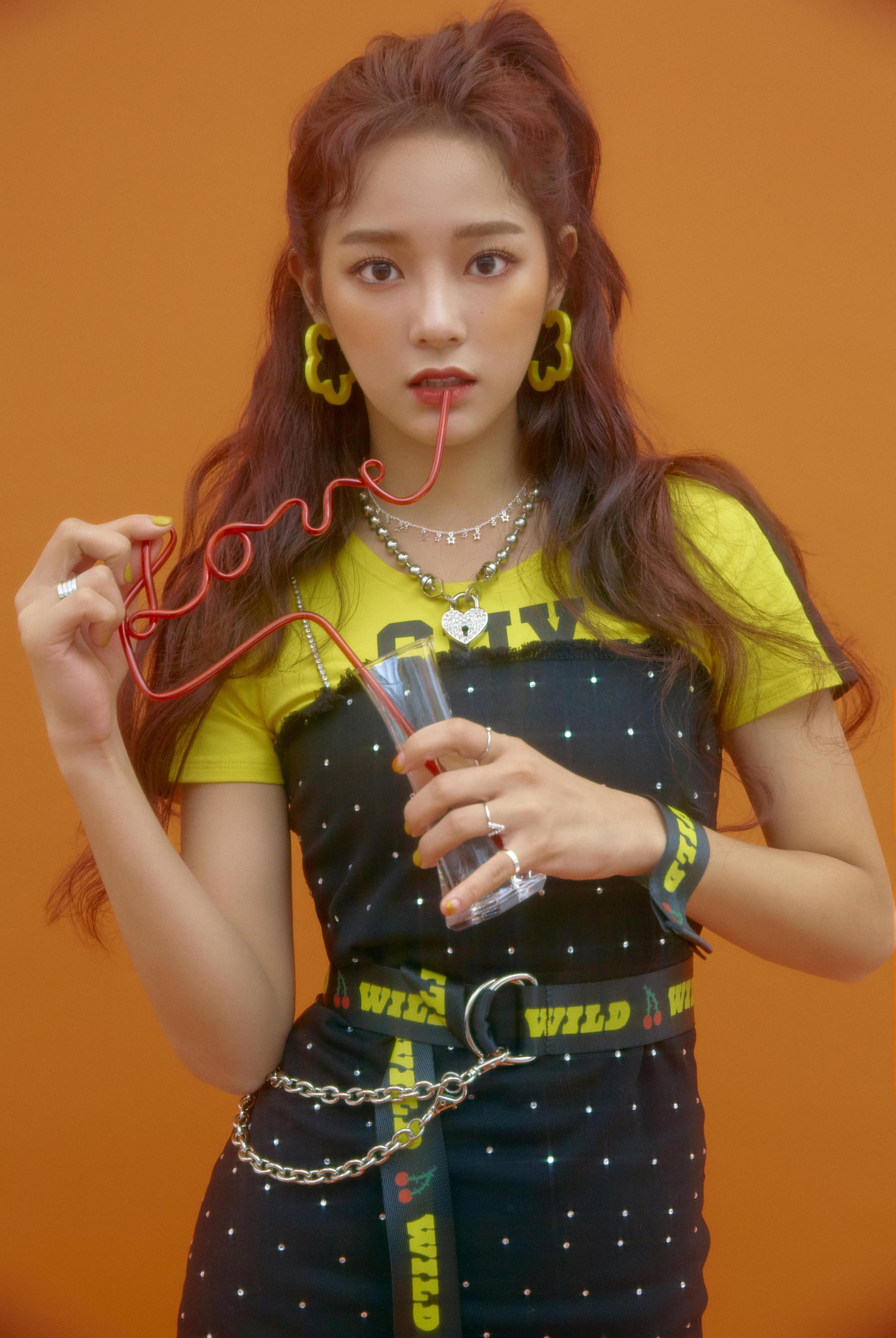 今年《紅白》請來韓國女星金世正演出,能歌善舞的她正積極準備表演內容。(台視提供)