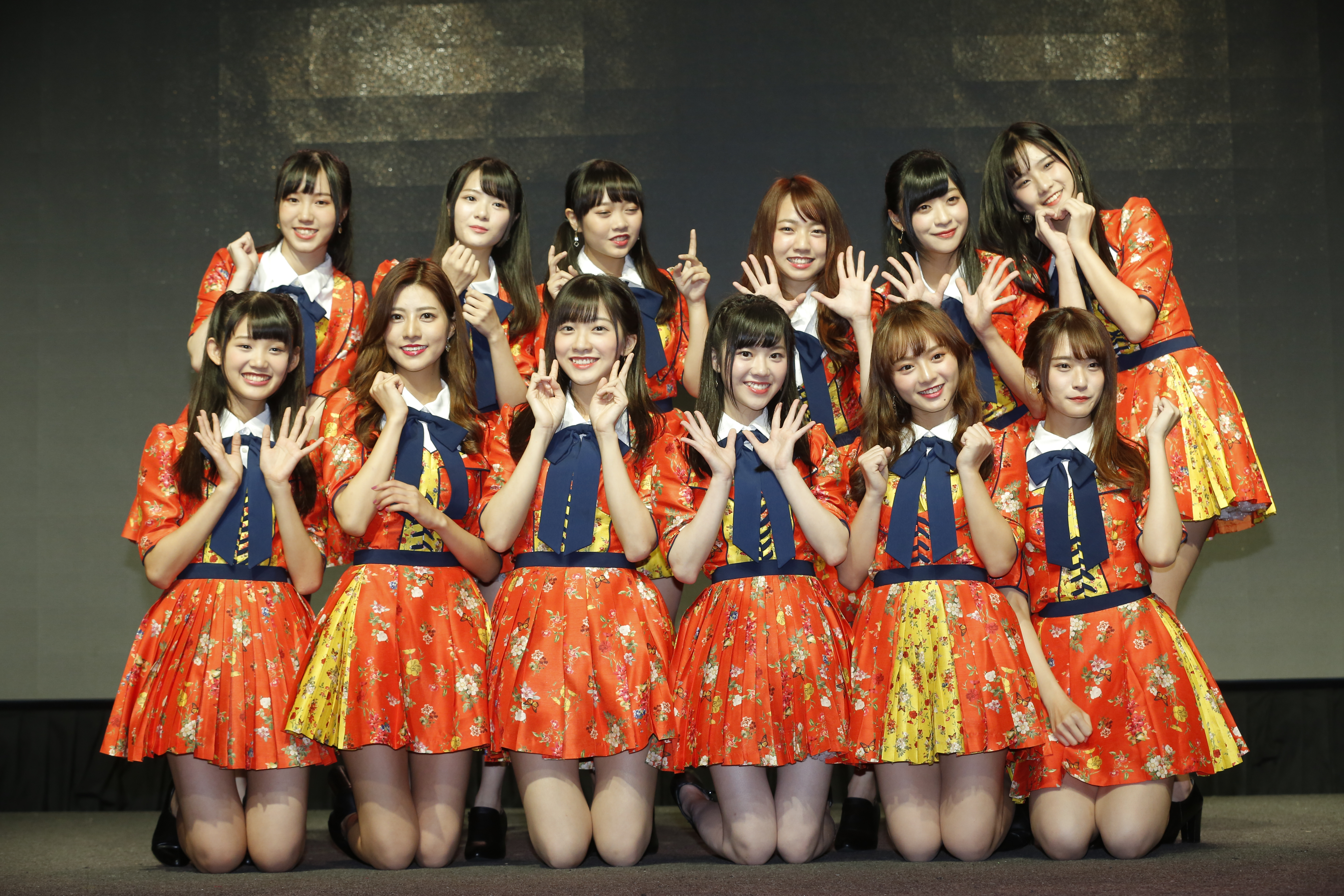 12位成員是從35人中經過密集歌舞訓練後選拔出來。