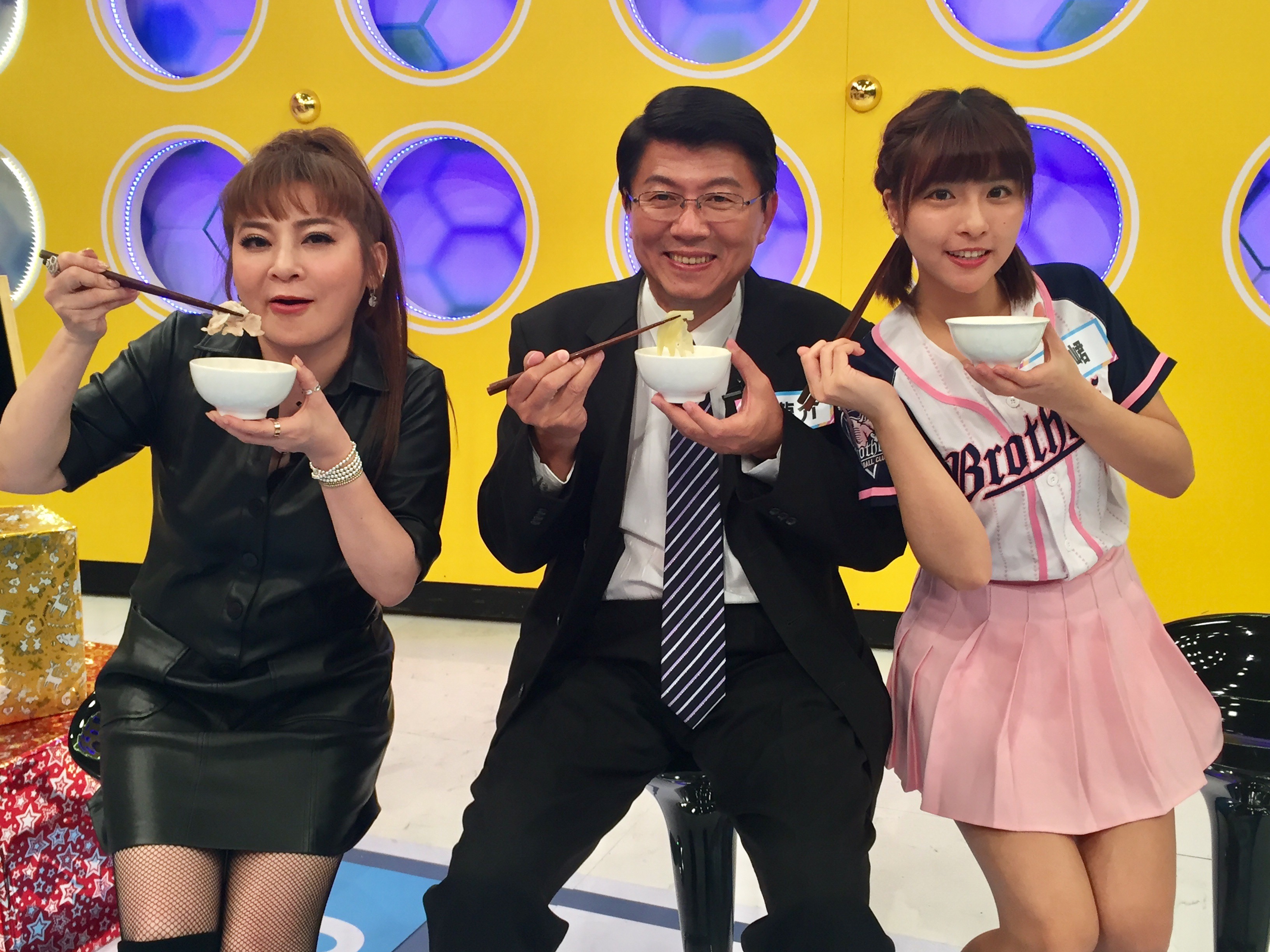 王彩樺從滅火器樂團演唱現場趕來，與「龍介仙」謝龍介一起擔任特別來賓享受美食。（17趣郊遊提供）