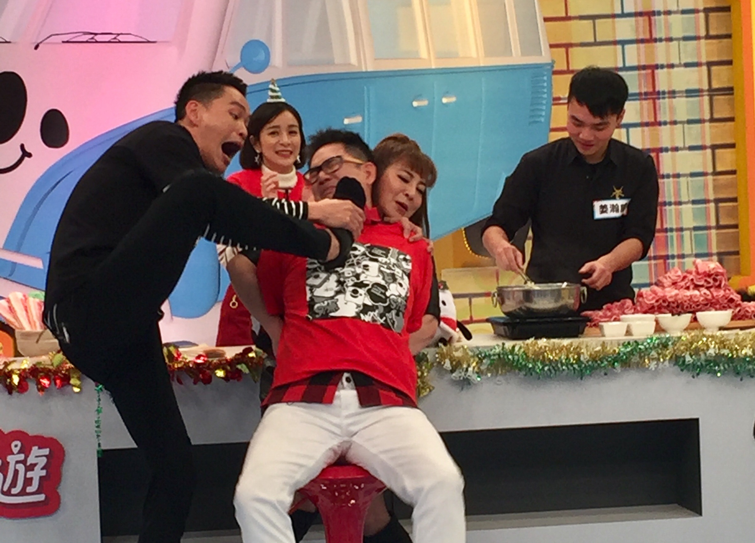 洪都拉斯其中一輪美食PK落敗，被罰聞黃鐙輝的腳，黃鐙輝還不小心腳滑，把腳伸到洪都拉斯臉上。（17趣郊遊提供）