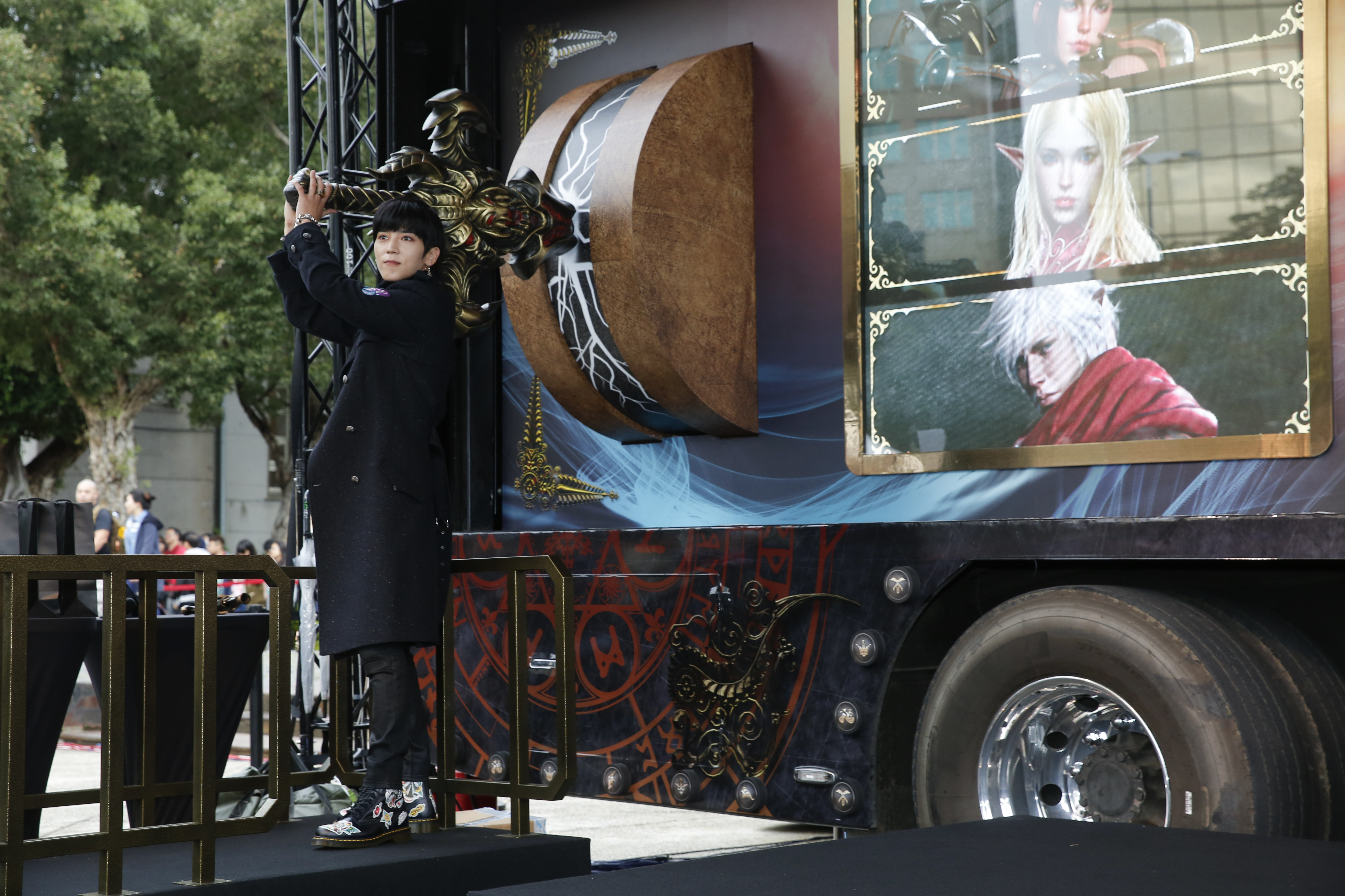 Bii以18年骨灰級玩家的身分出席電玩活動，體驗「巨型死騎拉霸車」，期待可以抽到最大獎「紅變」。