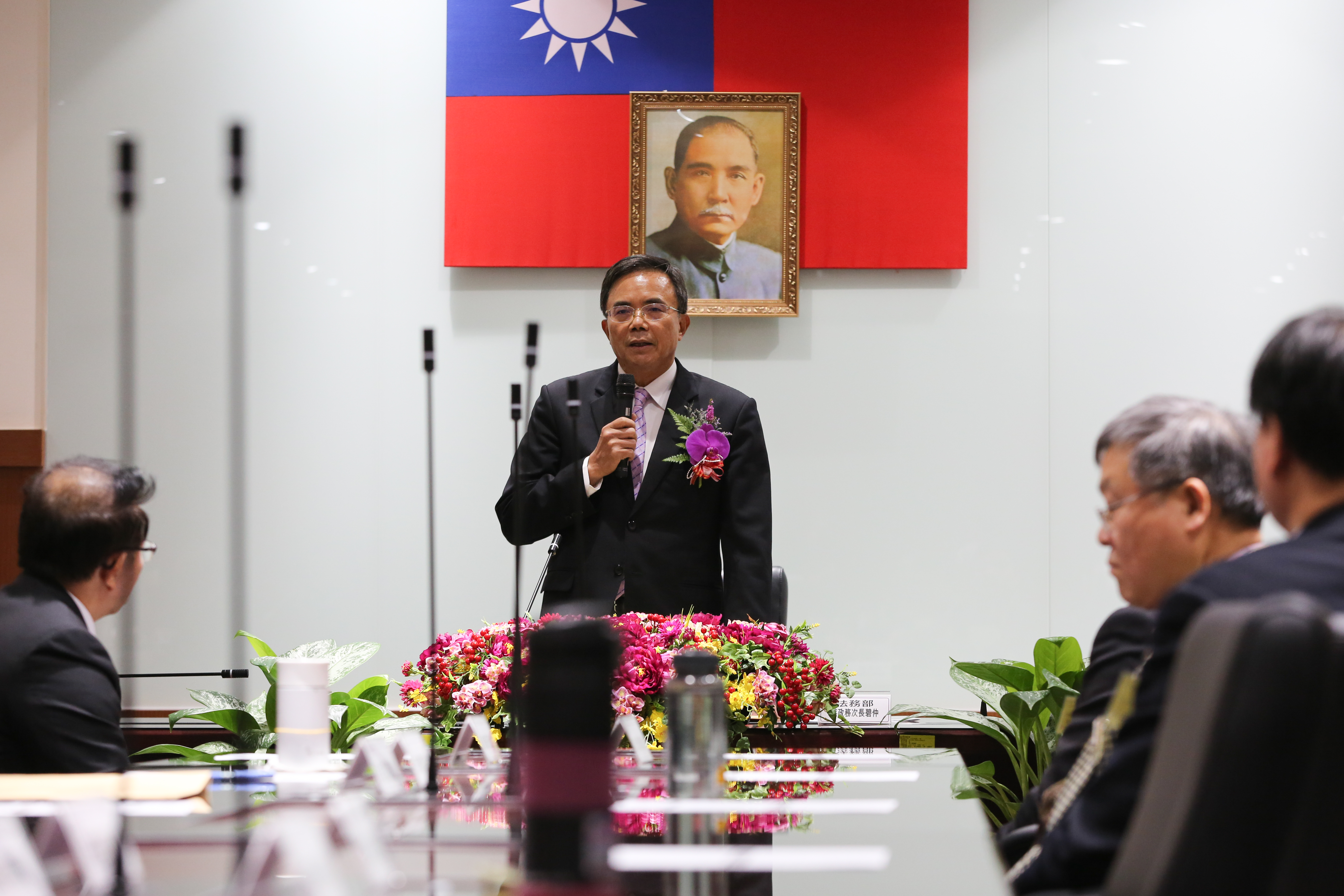 花蓮縣代理縣長蔡碧仲近來頻頻揭弊，卸任前夕卻收到恐嚇信件。