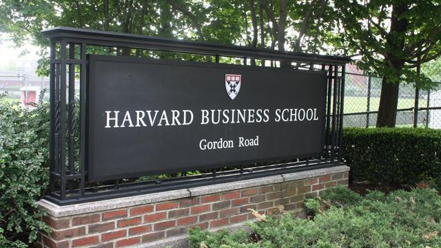 哈佛商學院以培養頂尖管理人才著稱，卻也被批評是企業貪婪肥貓的搖籃。（網路截圖，HBS）