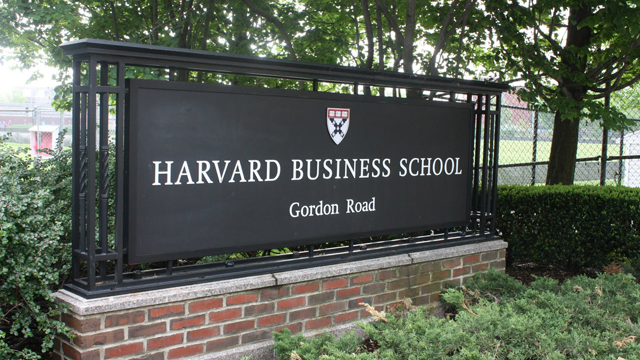 哈佛商學院以培養頂尖管理人才著稱，卻也被批評是企業貪婪肥貓的搖籃。（網路截圖，HBS）