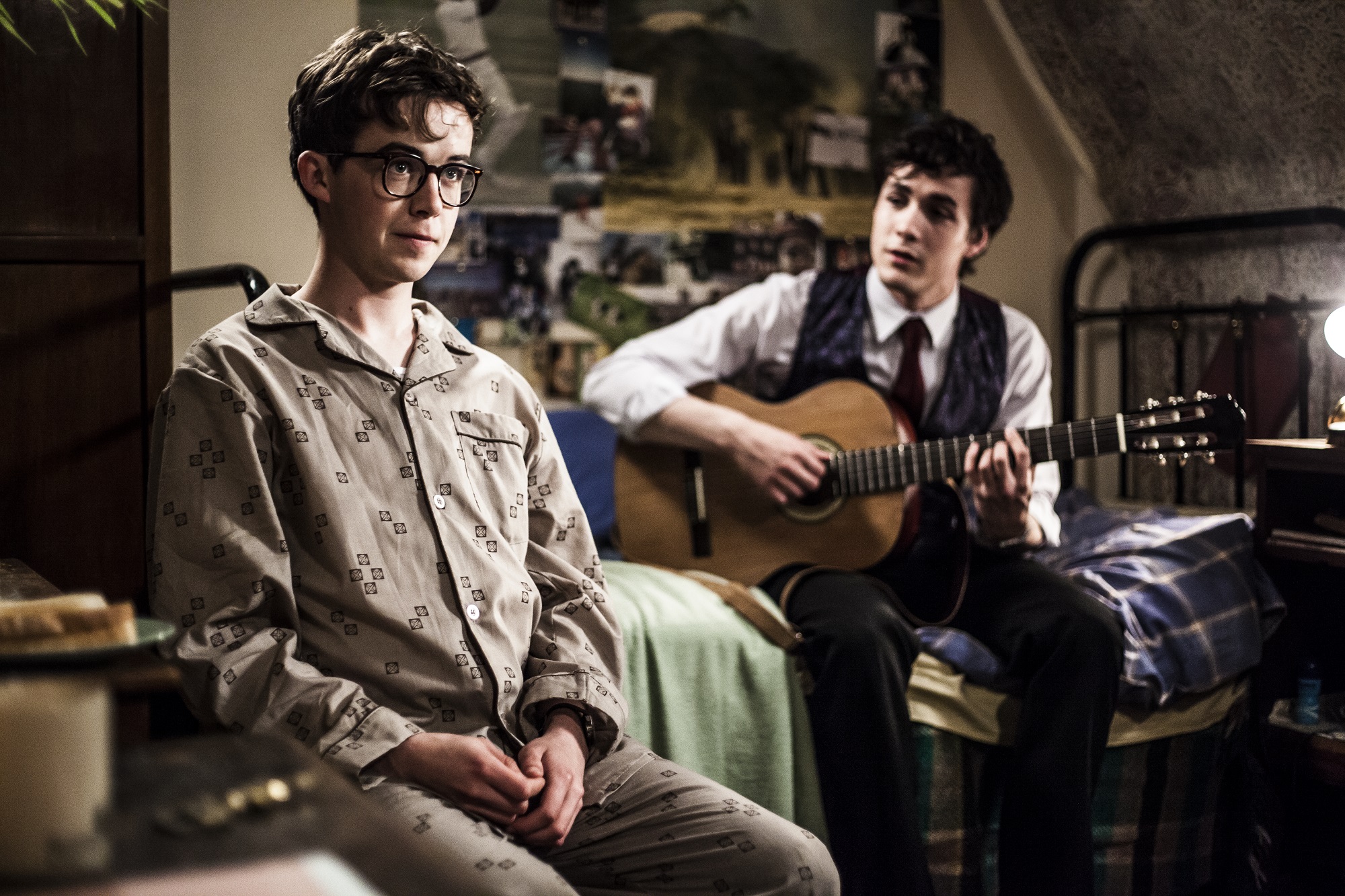 亞歷克斯勞瑟（左）飾演深藏不露的高人宅宅，為草包天菜同學設計把妹橋段，追求心儀的文青妹。（安可電影提供）