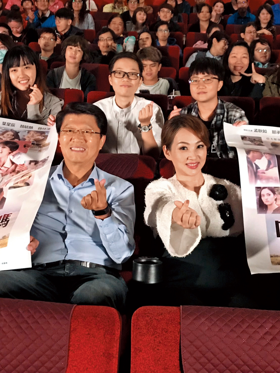 極具個人魅力的謝龍介(前排左),經常受邀出席各項活動,粉絲年齡層橫跨老中青三代。前排右為郁方。(一起影業提供)