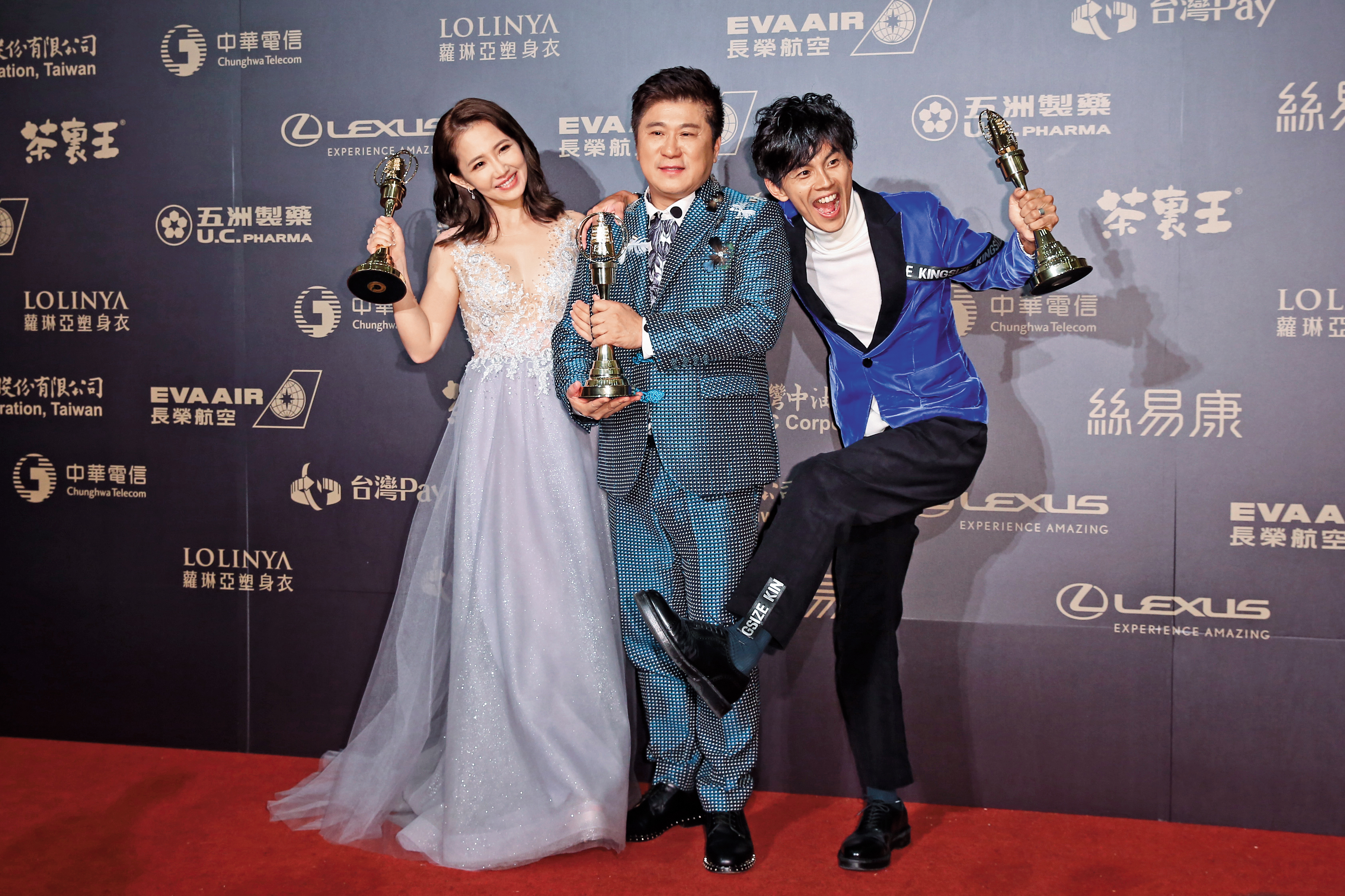 謝忻（左起）和胡瓜、阿翔主持民視《綜藝大集合》多年，終於在今年奪得最佳綜藝節目主持人獎。
