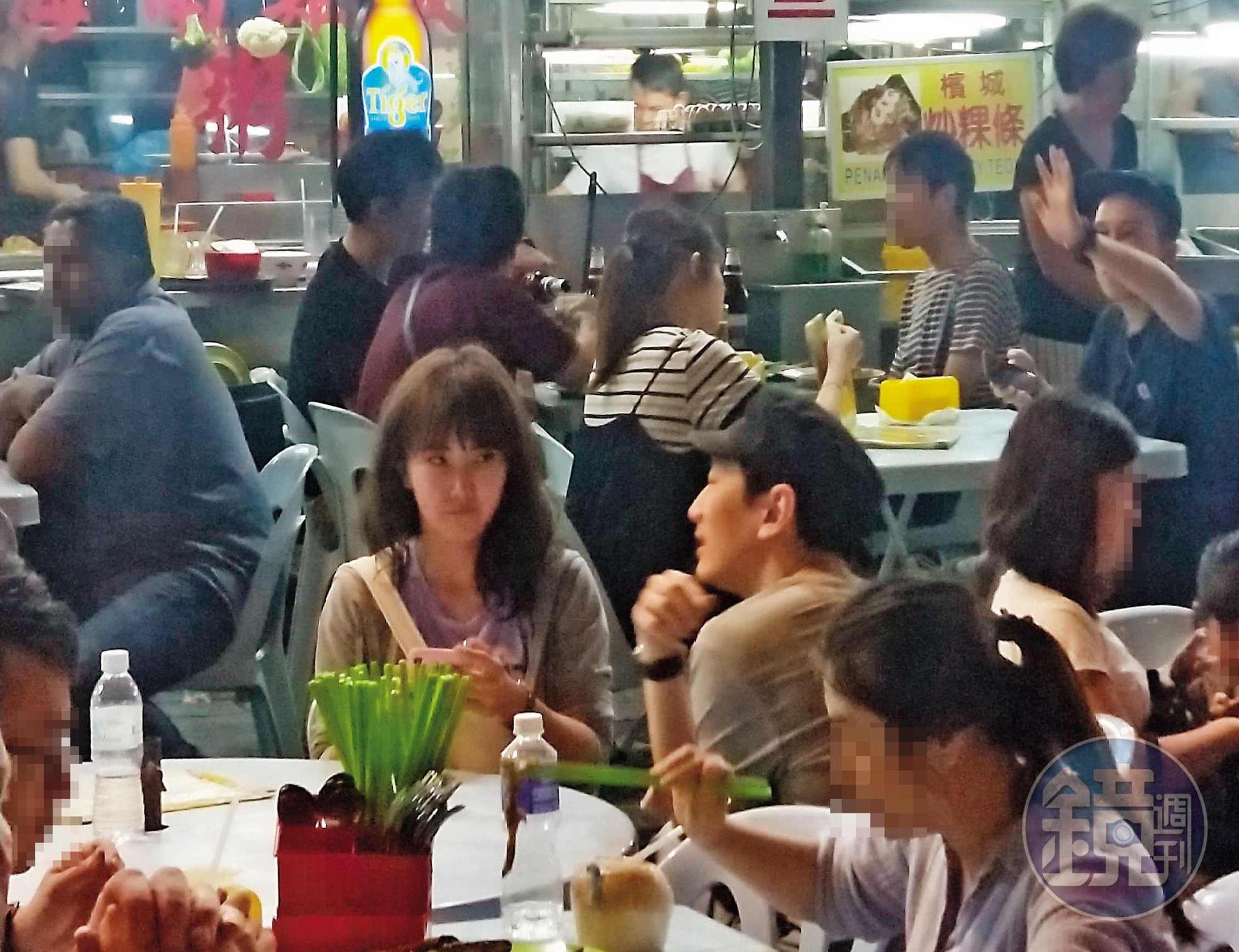謝忻(右)和男友一邊討論要吃什麼一邊聊天,男友外型跟過去與她傳緋聞多年的王少偉頗為類似。