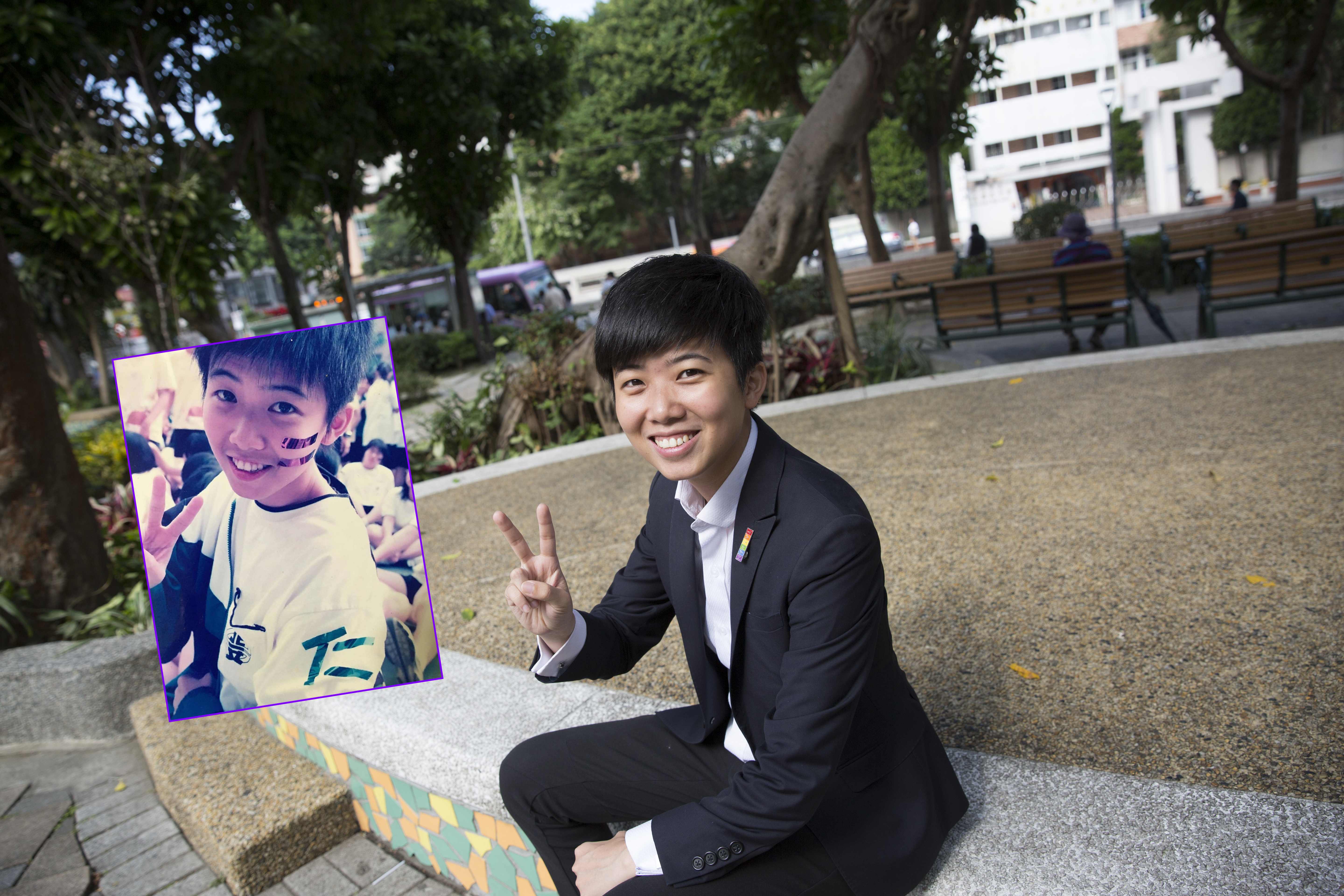 舊照是苗博雅念北一女時，參加運動會拍的照片。現在的苗博雅為了表現老成，時常西裝襯衫打扮。