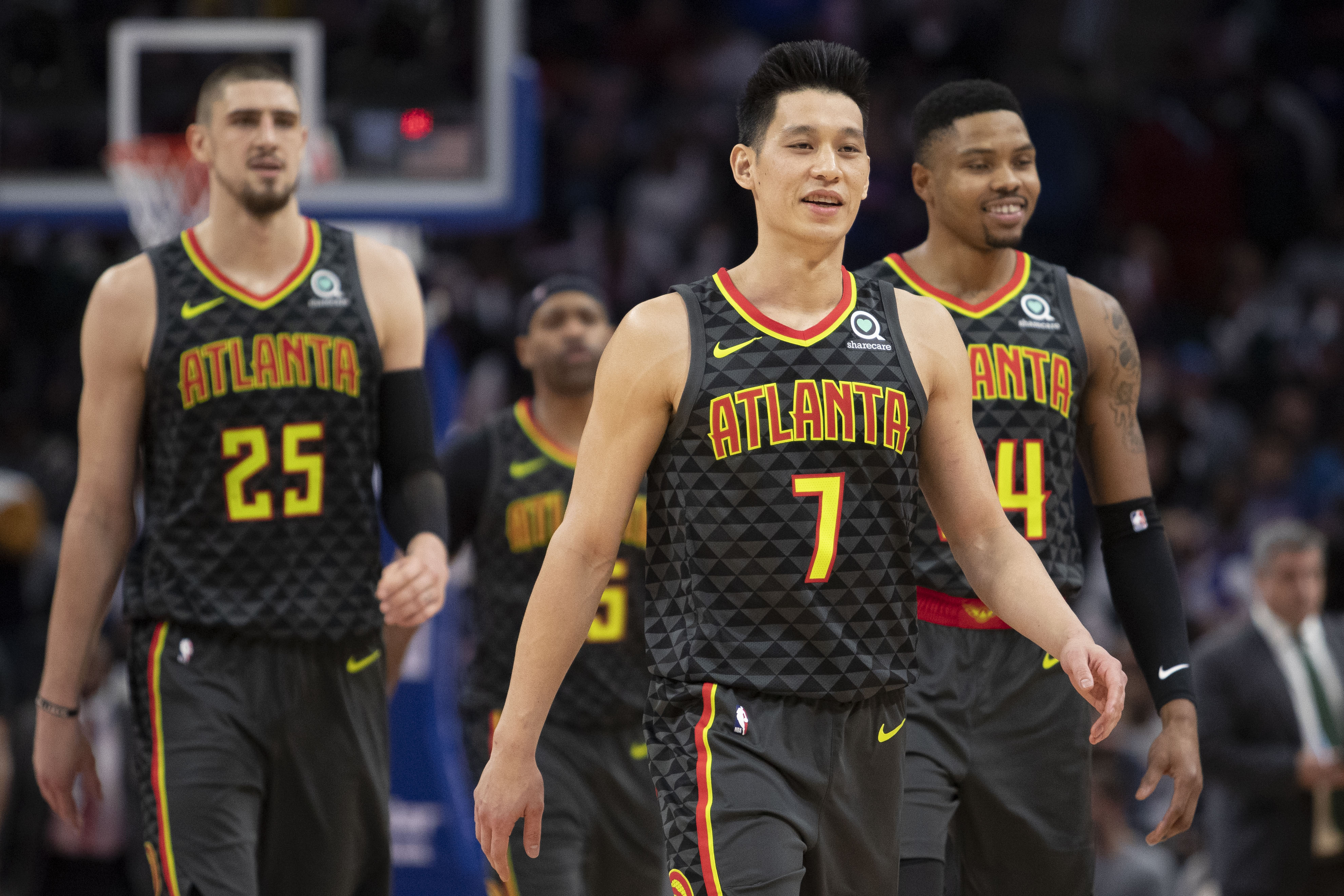 林書豪替補貢獻10分、4助攻及3籃板，末節他再度扮演奪勝英雄，幫助老鷹以98比95險勝。（東方IC）