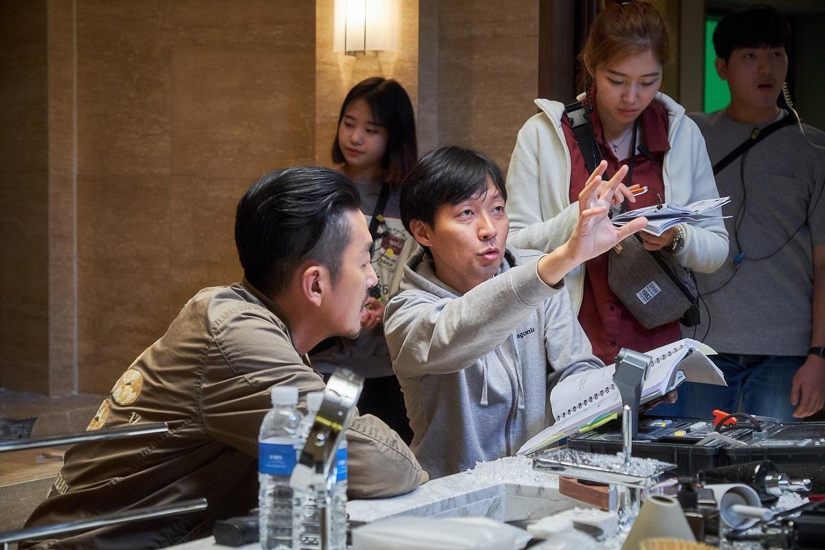 從《恐怖攻擊直播》開始，導演金秉祐（右3）與河正宇（左1）就是合作無間的好夥伴。（華聯國際提供）