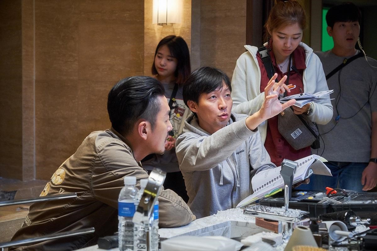 從《恐怖攻擊直播》開始,導演金秉祐(右3)與河正宇(左1)就是合作無間的好夥伴。(華聯國際提供)