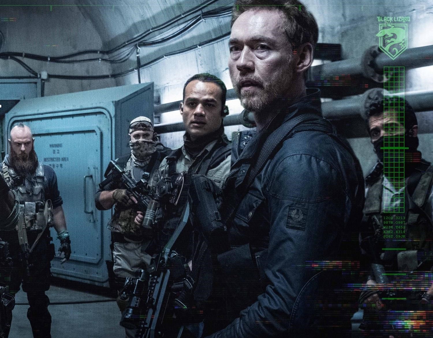 金秉祐找來凱文杜蘭（右2）及多位曾有實戰經驗的好萊塢演員，飾演《90分鐘末日倒數》中的傭兵部隊成員。（華聯國際提供）