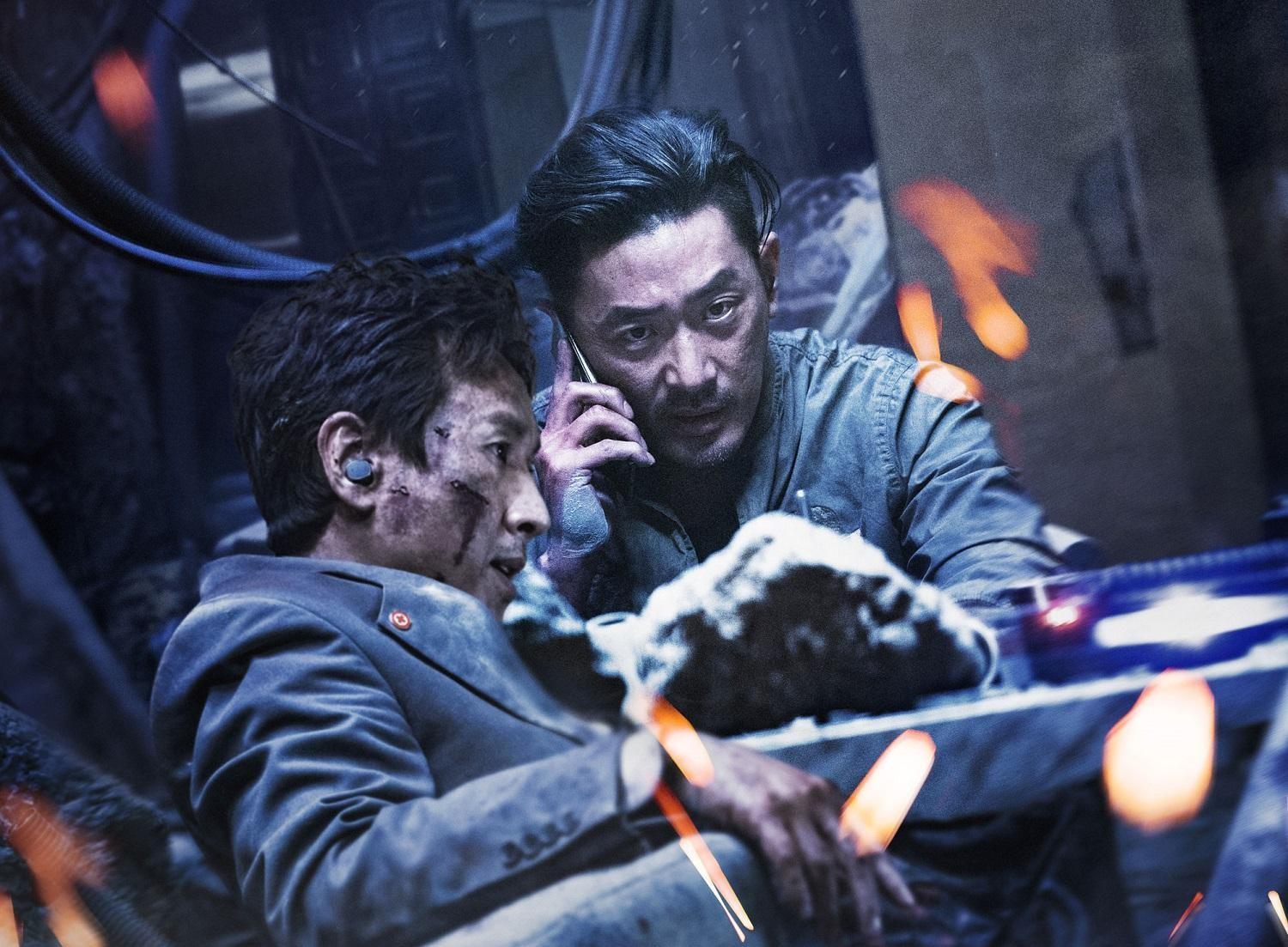 河正宇(右)、李善均主演的《90分鐘末日倒數》,有大量的戰爭及CG特效場面。(華聯國際提供)