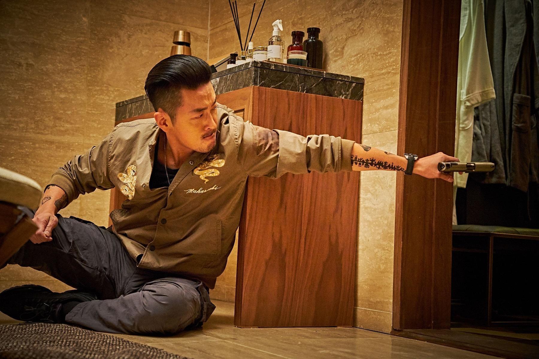 河正宇手臂上的刺青及服裝,皆是經過特別設計。(華聯國際提供)