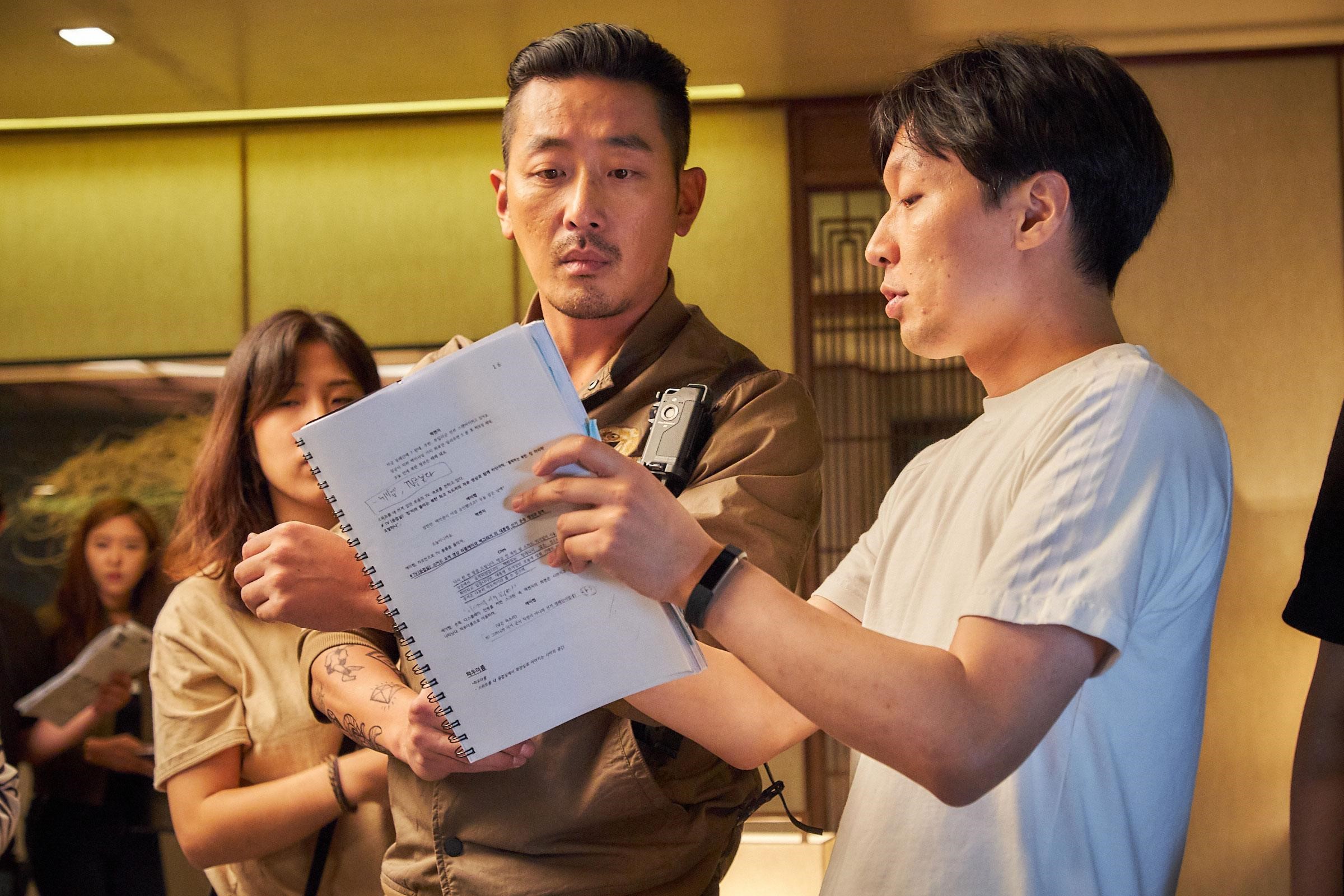 導演金秉祐（右）與河正宇2度合作，已培養出絕佳的默契與信賴感。（華聯國際提供）