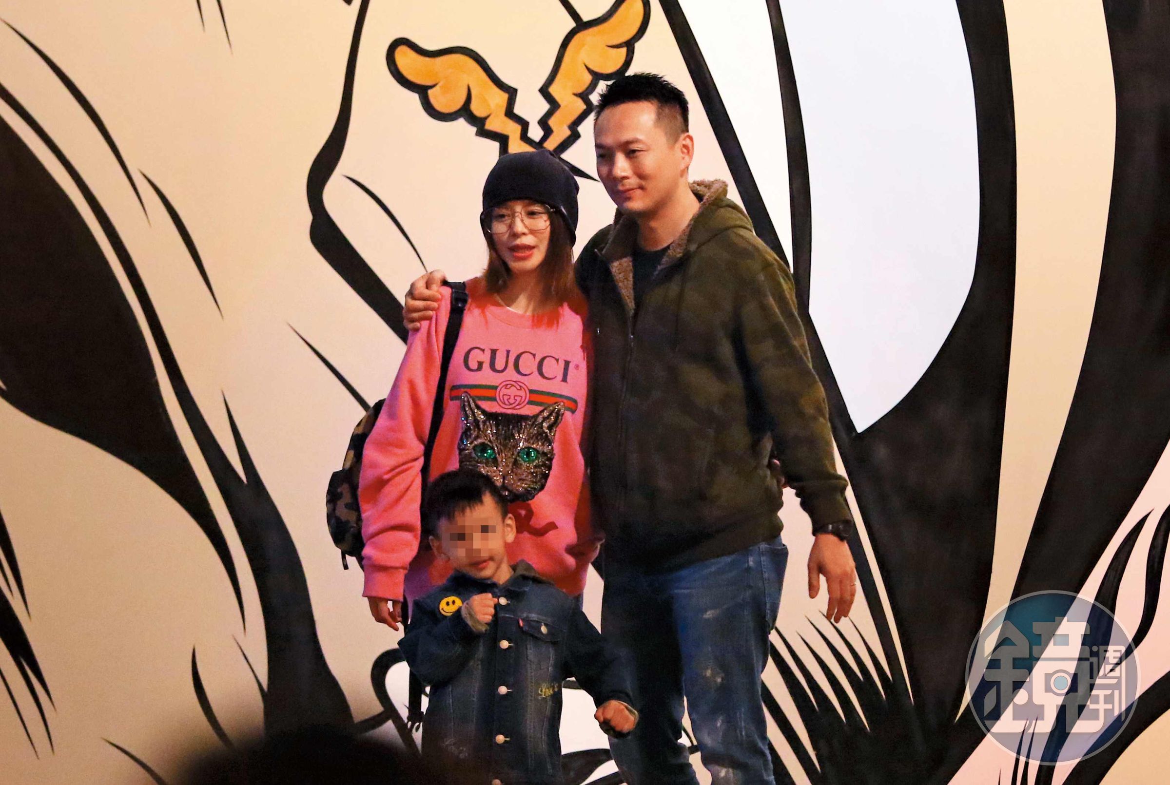 12月19日18：21，徐若瑄一家人合照時，李雲峰還搭起老婆肩膀入鏡，一家三口感情黏TT。