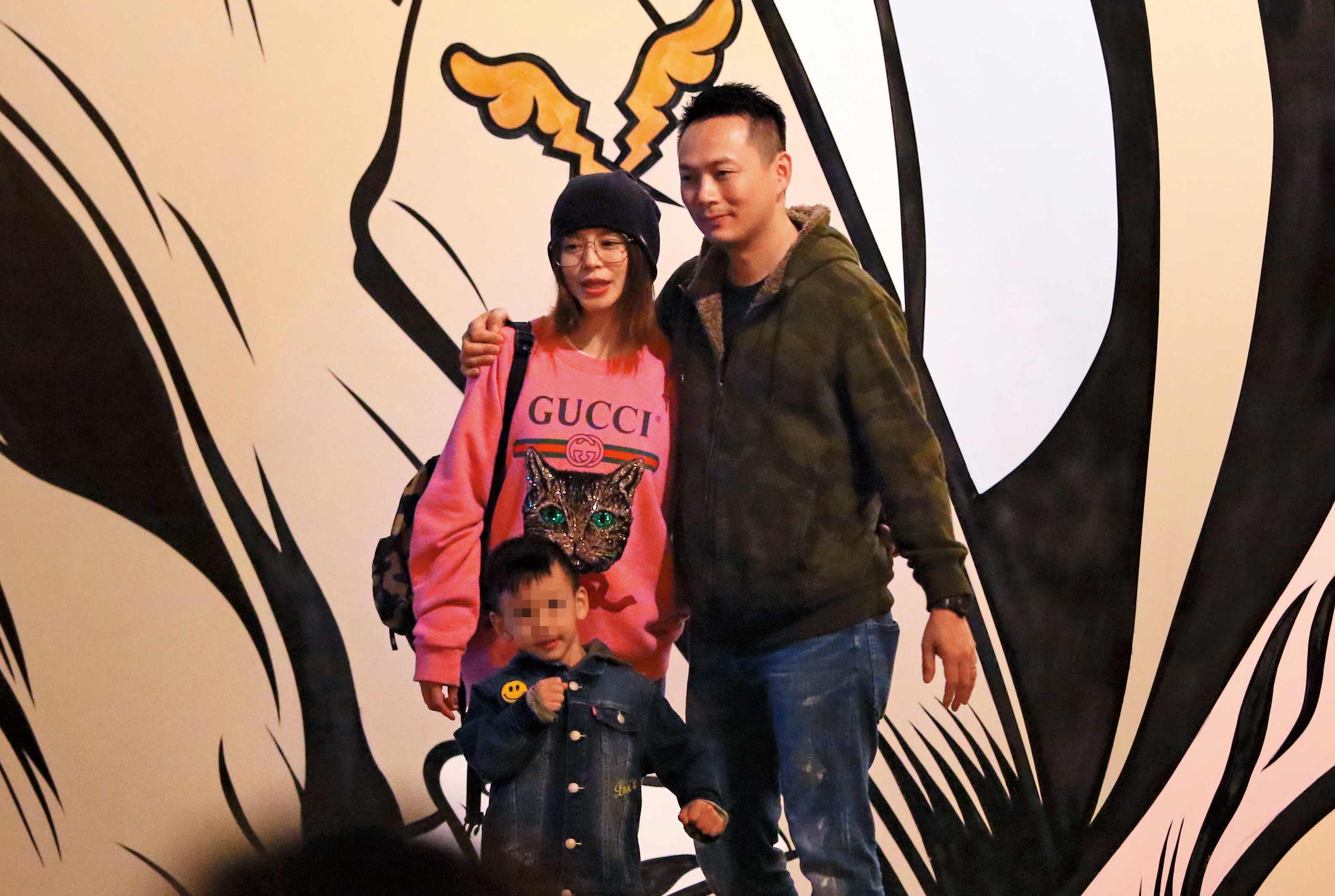 12月19日18：21，徐若瑄一家人合照時，李雲峰還搭起老婆肩膀入鏡，一家三口感情黏TT。