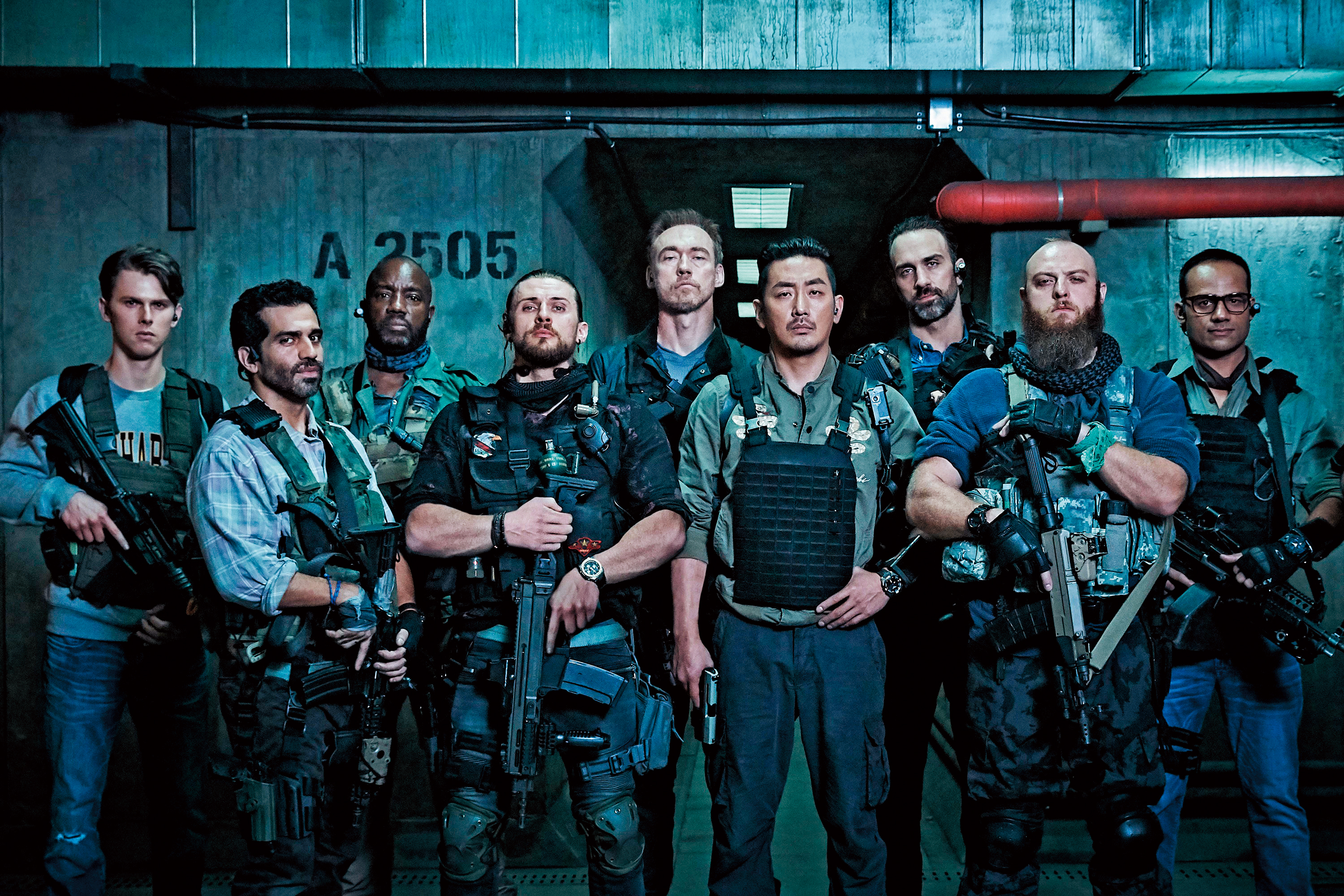 《90分鐘末日倒數》中河正宇（右4）帶領來自各國的精英組成傭兵部隊。（華聯國際提供）