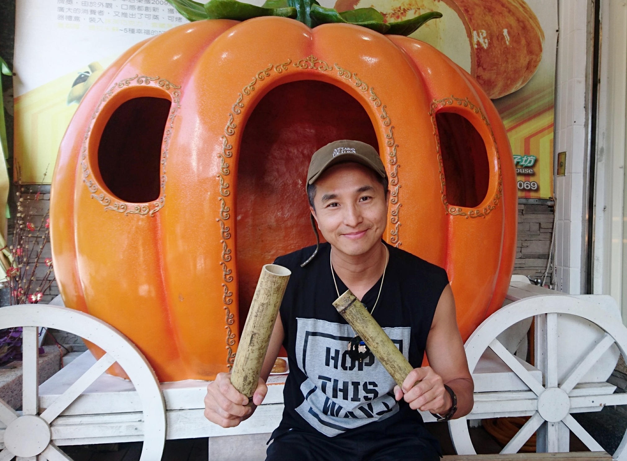 王少偉體驗製作竹子甜點，還自爆「很會劈」。（八大提供）