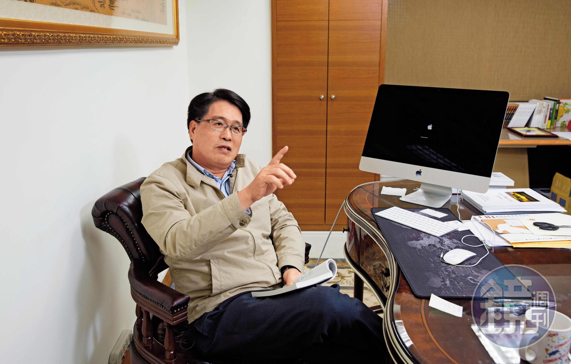 參選民進黨主席的台灣民意基金會董事長游盈隆接受本刊專訪時表示，民進黨黨章規定要辦總統黨內初選，應循2003年模式開放初選登記。
