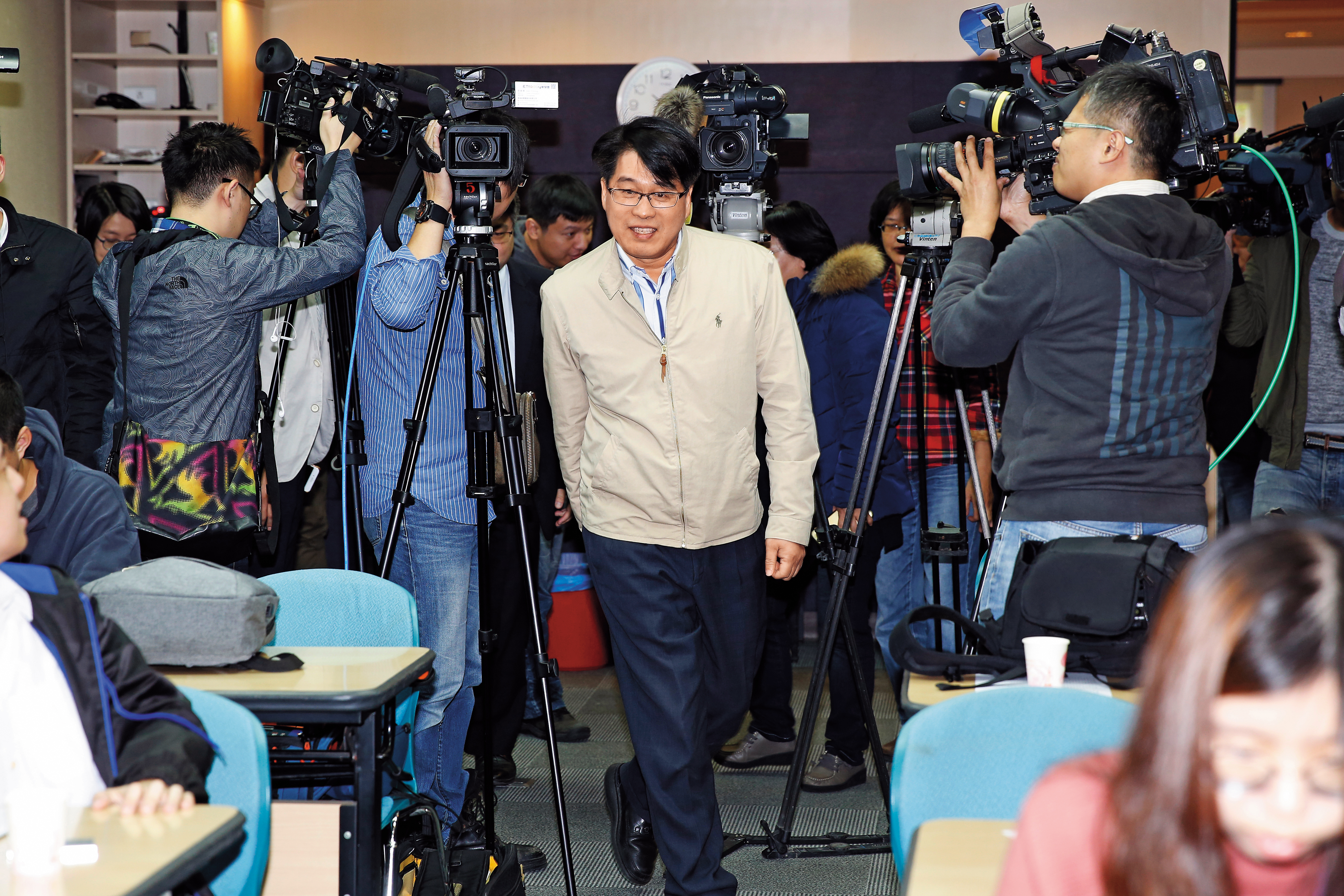 在黨內無派系屬性的游盈隆自比獨來獨往的「獅子、老虎」。