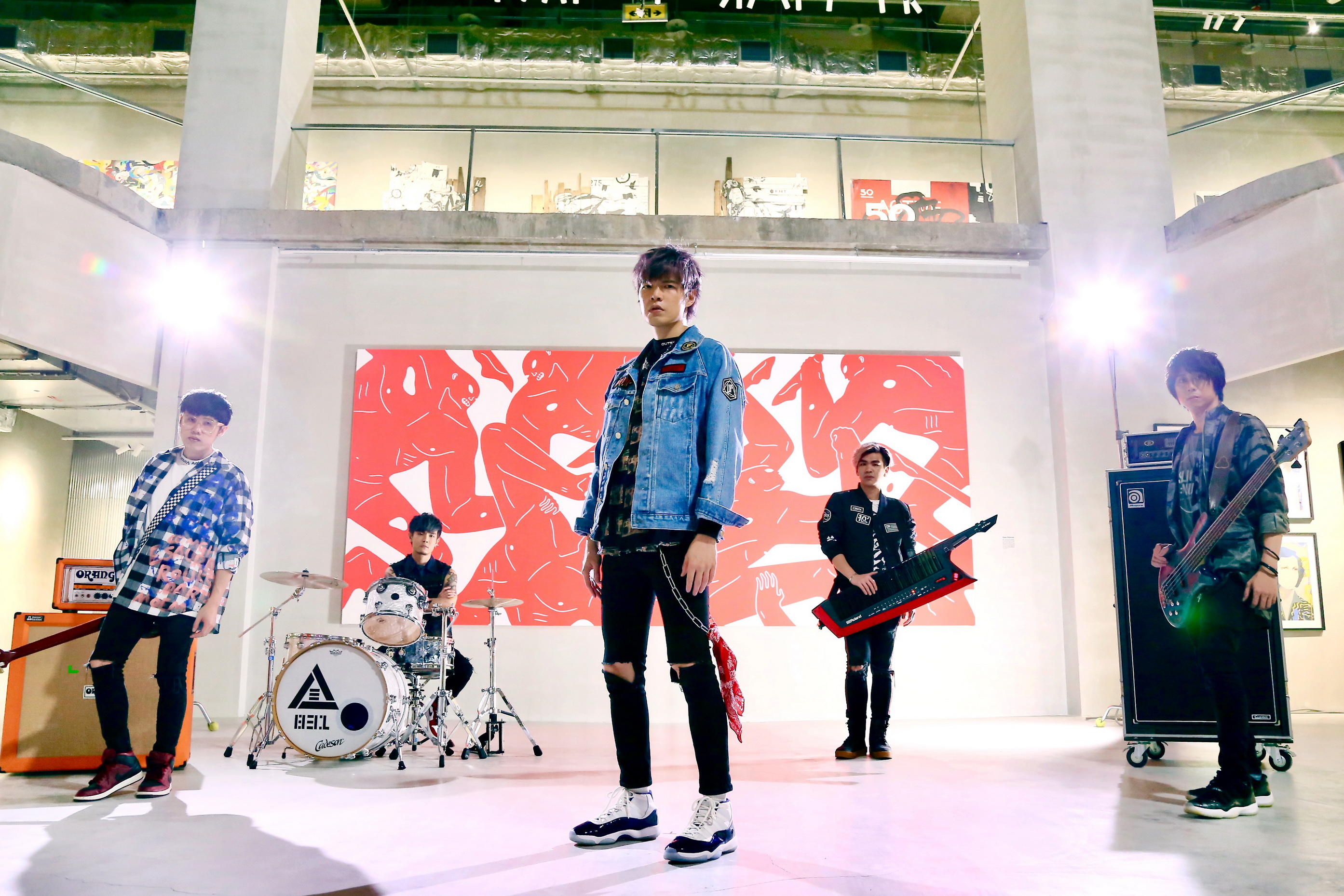 八三夭樂團現身藝術展快閃演唱，數量現定只唱3首歌，讓歌迷大呼不過癮。（ALL THE RAGE台北國際潮流藝術展）