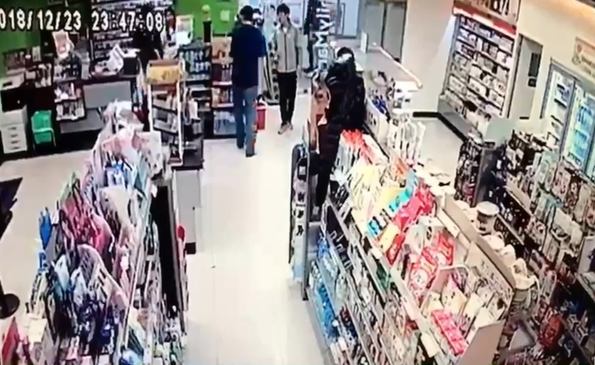 店員詢問是否沒錢付帳，客人竟拿刀刺人。（翻攝畫面）