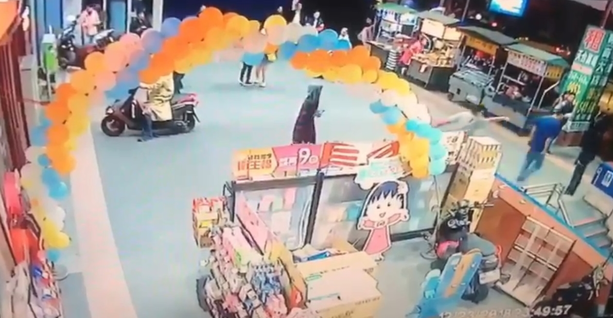 店員不甘被刺，追出來阻止葉男逃跑。（翻攝畫面）