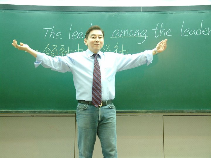 「補教人生」名師高國華開記者會，指控徒弟高偉唆使員工打人及養小鬼。（翻攝自高國華臉書）