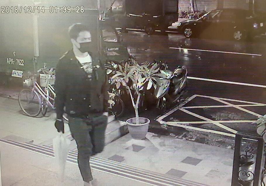 林男因缺錢花用，破壞路邊車輛車窗，竊取車內財物。（翻攝畫面）
