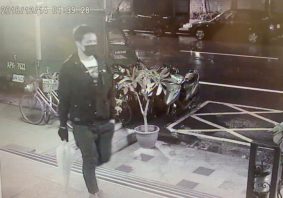 林男因缺錢花用，破壞路邊車輛車窗，竊取車內財物。（翻攝畫面）