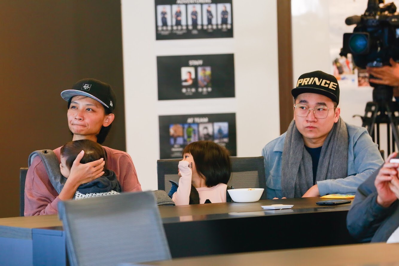 宥勝的老婆蕾媽一聽到宥勝的聲音立刻紅了眼眶。