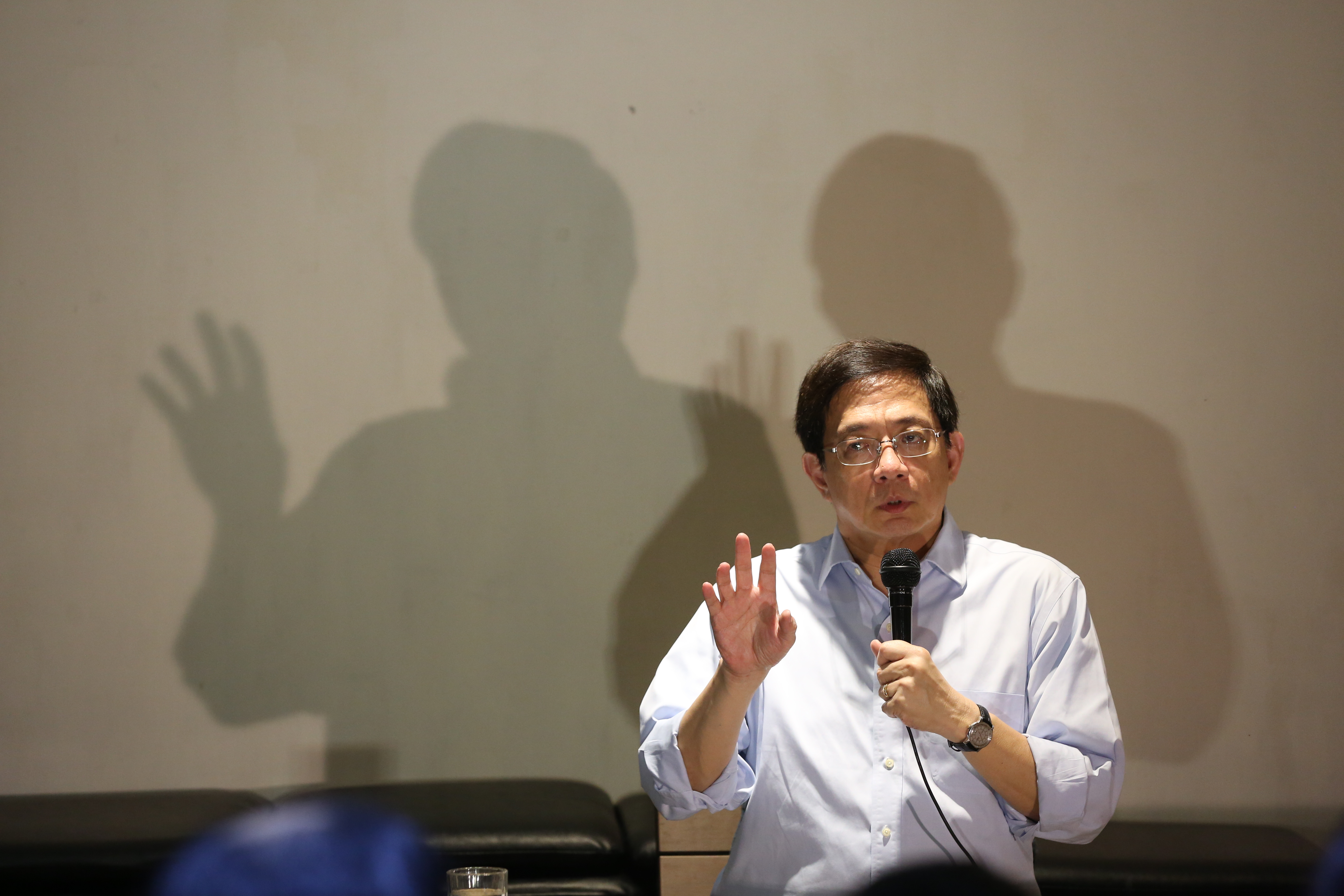 教育部長葉俊榮今宣布勉予同意管中閔擔任台大校長。