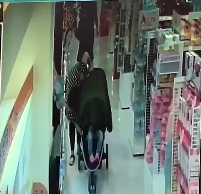 廖女將偷來的商品放進娃娃車中，但仍遭店員發現。（翻攝畫面）