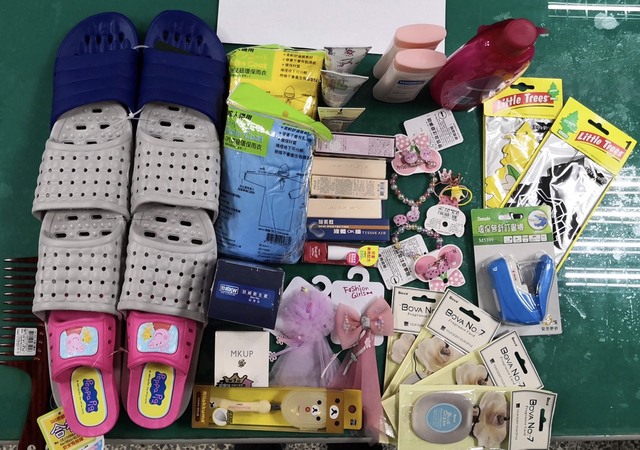 廖女偷來的商品琳瑯滿目。(翻攝畫面)