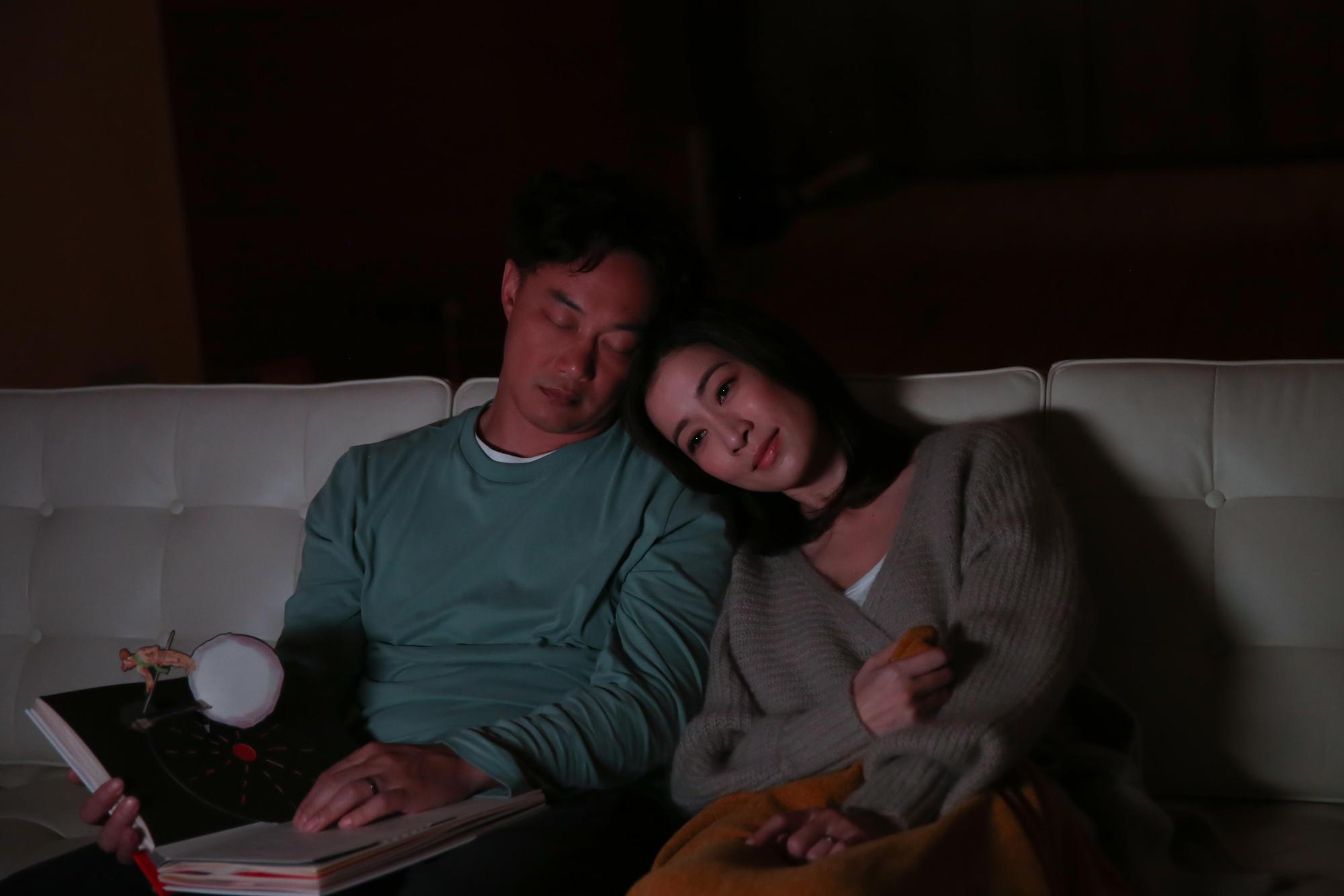 陳奕迅同框佘詩曼拍MV,展現自然暖心的演技互動。(環球提供)