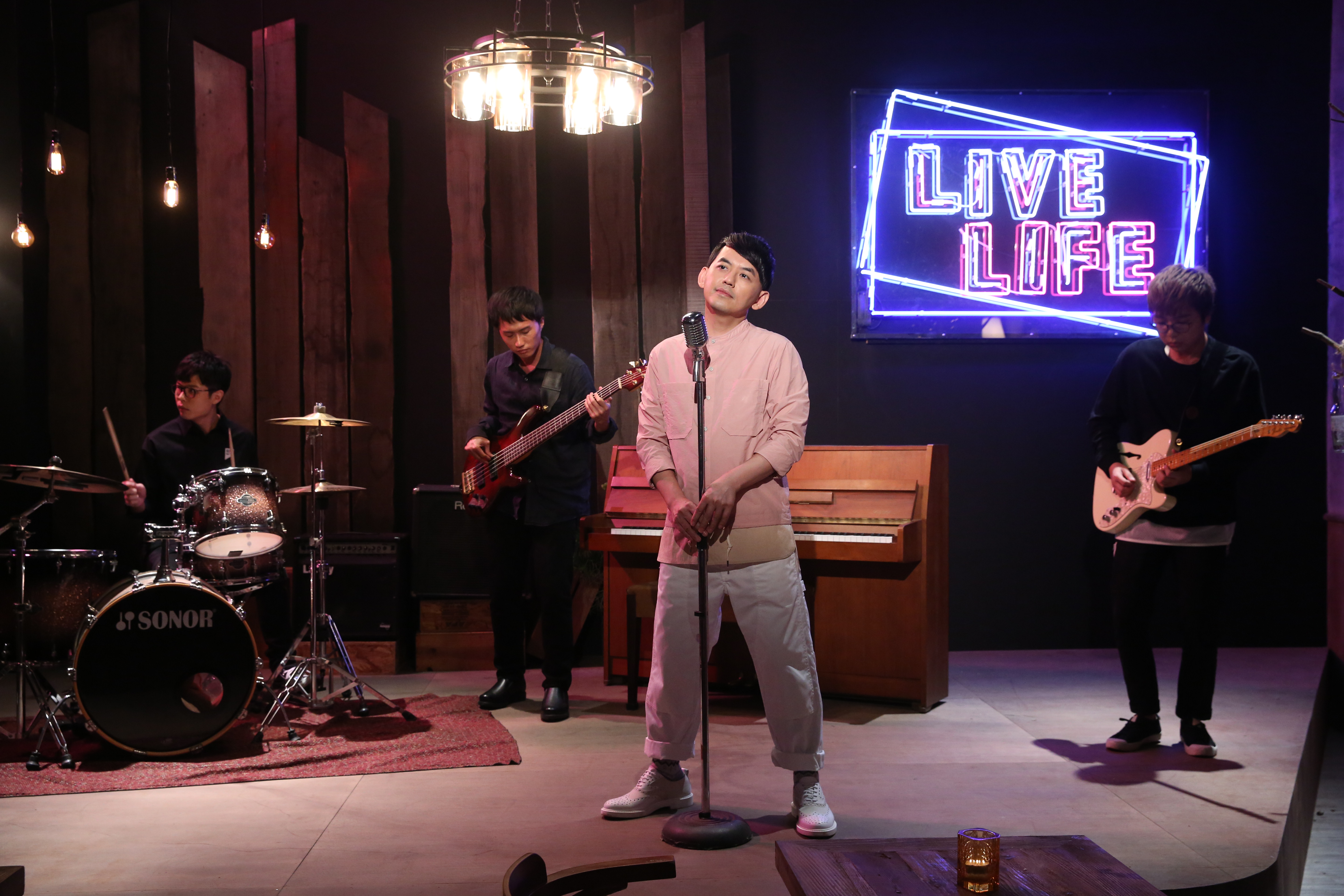 黃子佼宣布新專輯10首作品都拍成MV，用布景、燈光跟顏色區分，雖然預算有限但誠意十足。 （大鵬經紀提供）