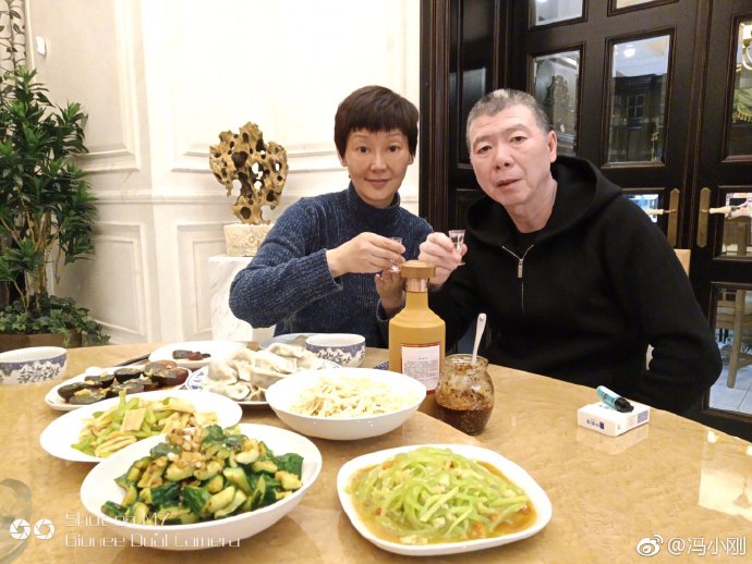 導演馮小剛過去多次痛罵盜版商，但卻被眼尖網友發現聽盜版CD。（翻攝馮小剛微博）