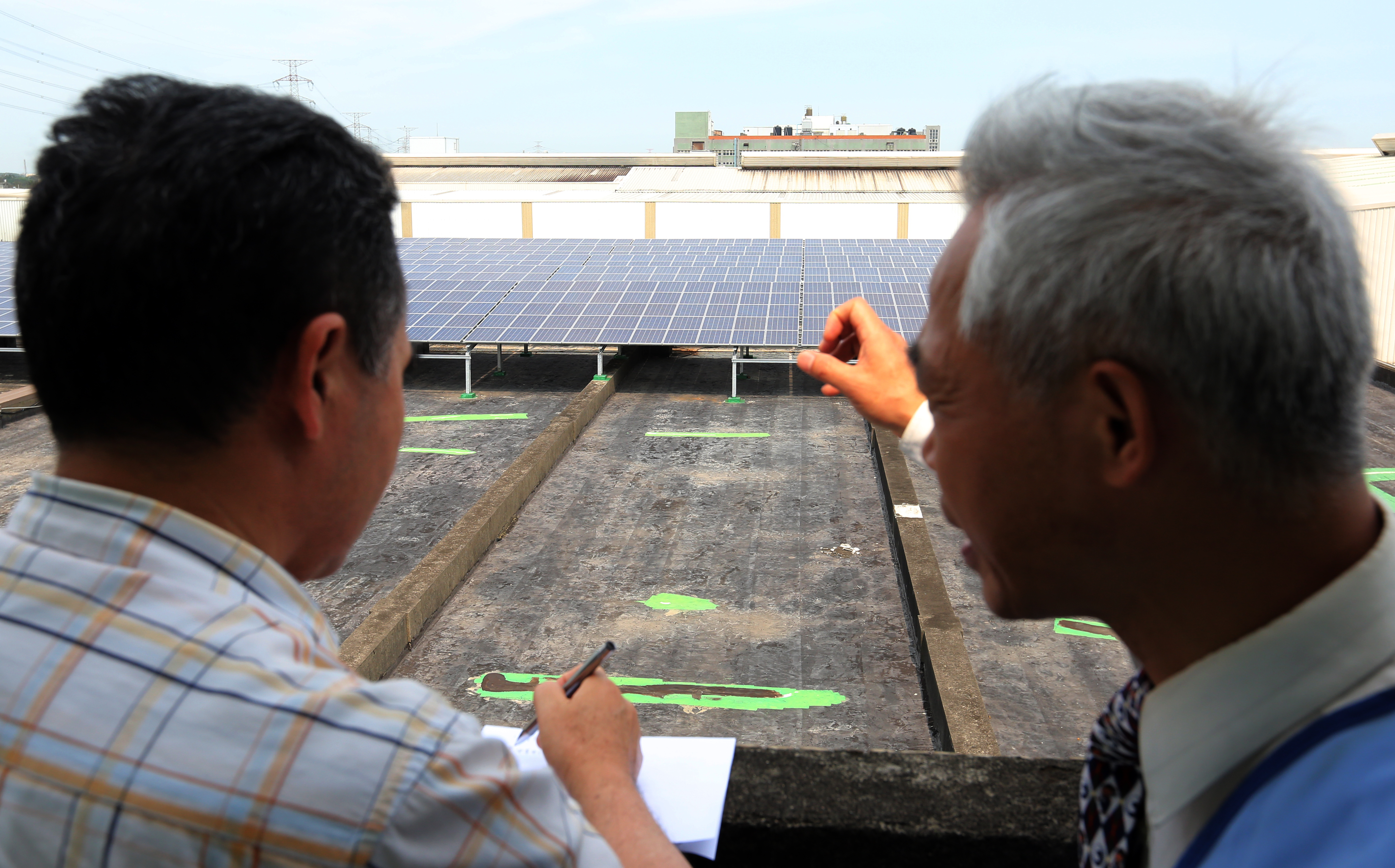 太陽能電價遭砍，業者員工同聲喊苦。