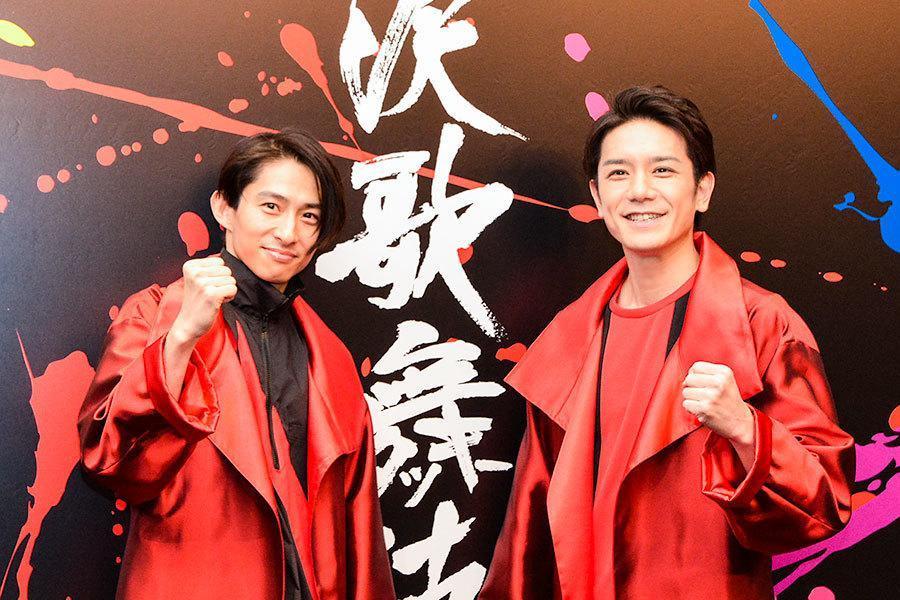 《瀧澤歌舞伎2018》DVD，紀錄了2018年在日本新橋演舞場的豪華演出內容，收錄歌曲可選擇以瀧澤秀明（右）或三宅健（左）個別視角觀看。（網路圖片）